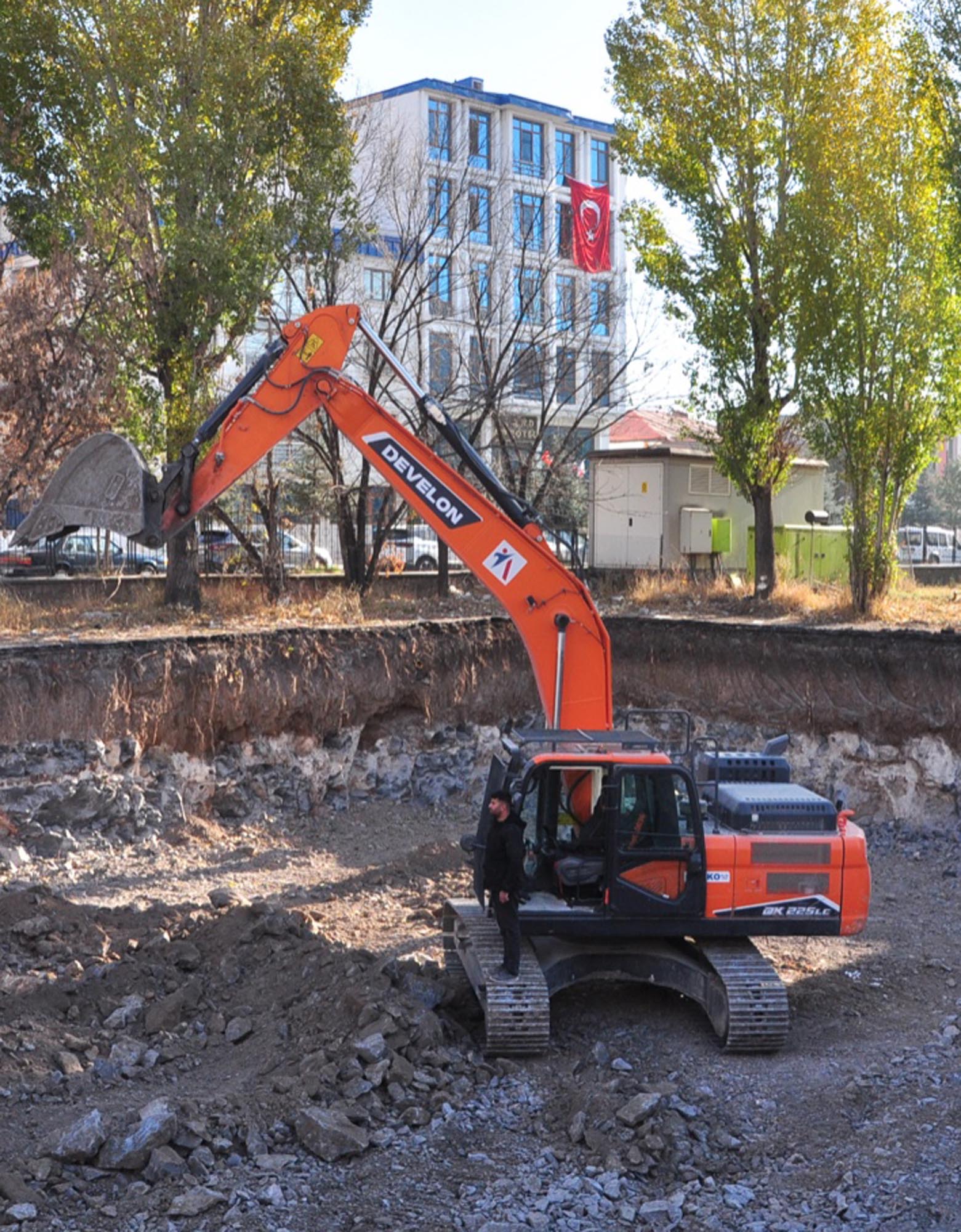 Kars’ta İşçilerden Anlamlı Atatürk Anısı: İş Makineleri Üzerinde Saygı Duruşu