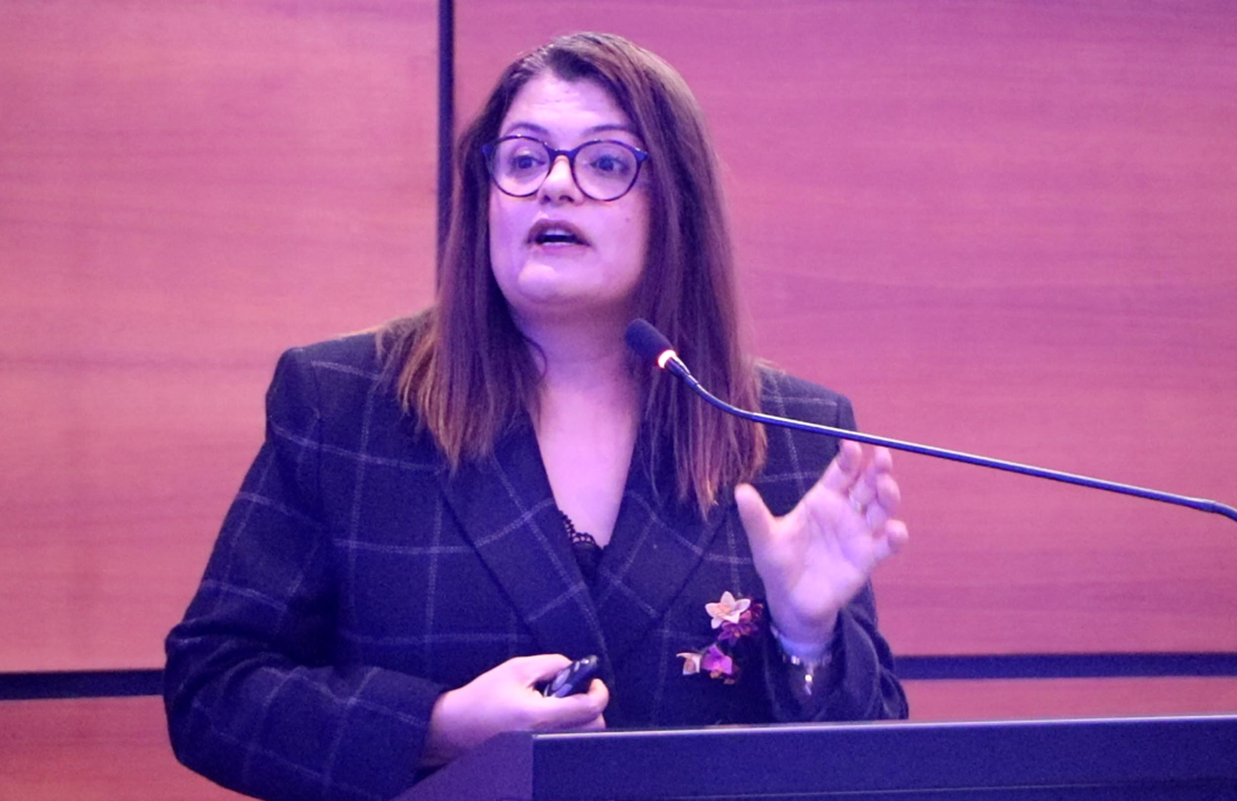 Prof. Dr. Ayşe Gürol, kadına