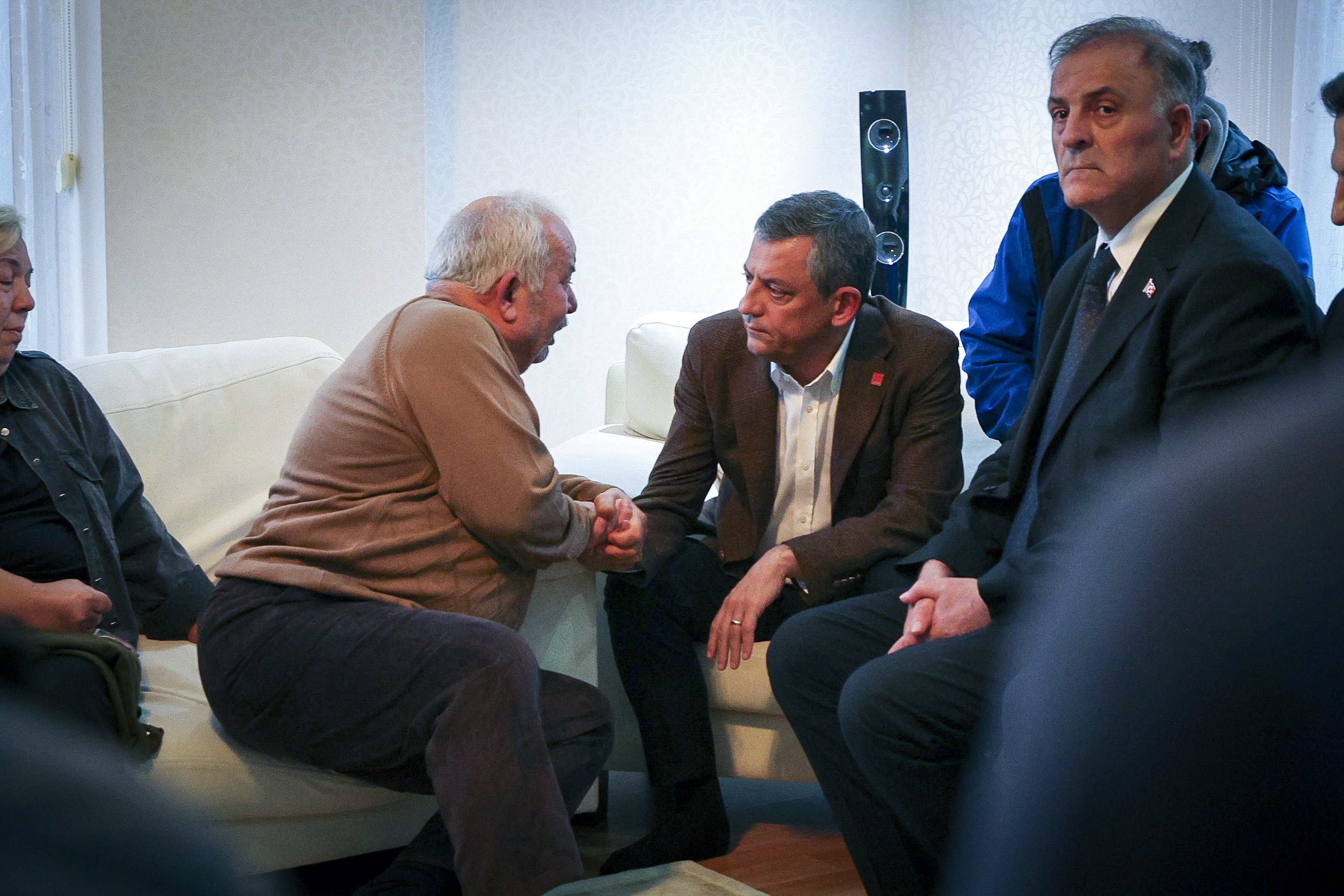 Özgür Özel’den Şehit Pilot Gökhan Korkmaz’ın Ailesine Duygusal Taziye Ziyareti