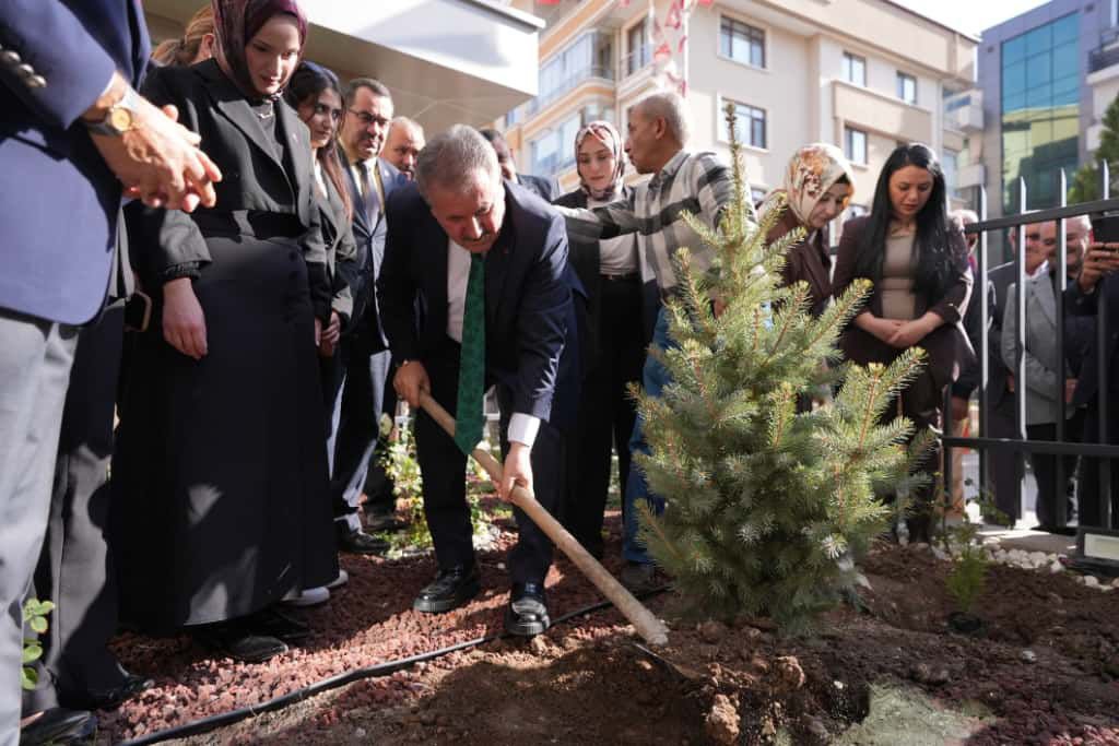 BBP Genel Başkanı Destici’den 11 Kasım Milli Ağaçlandırma Günü’nde Anlamlı Fidan Dikimi