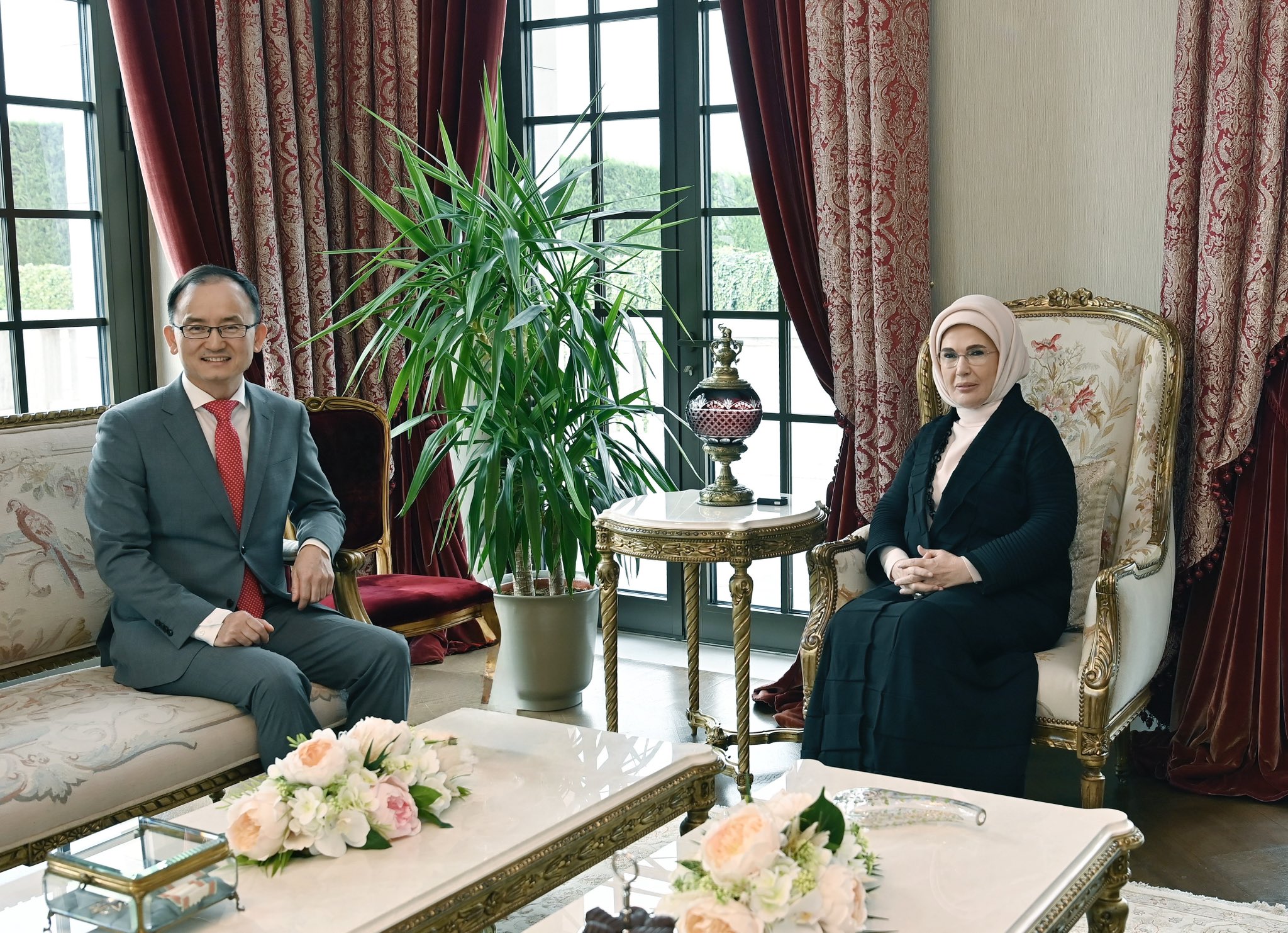 Emine Erdoğan, Çin’in Ankara Büyükelçisi Jiang Xuebin’i Kabul Etti