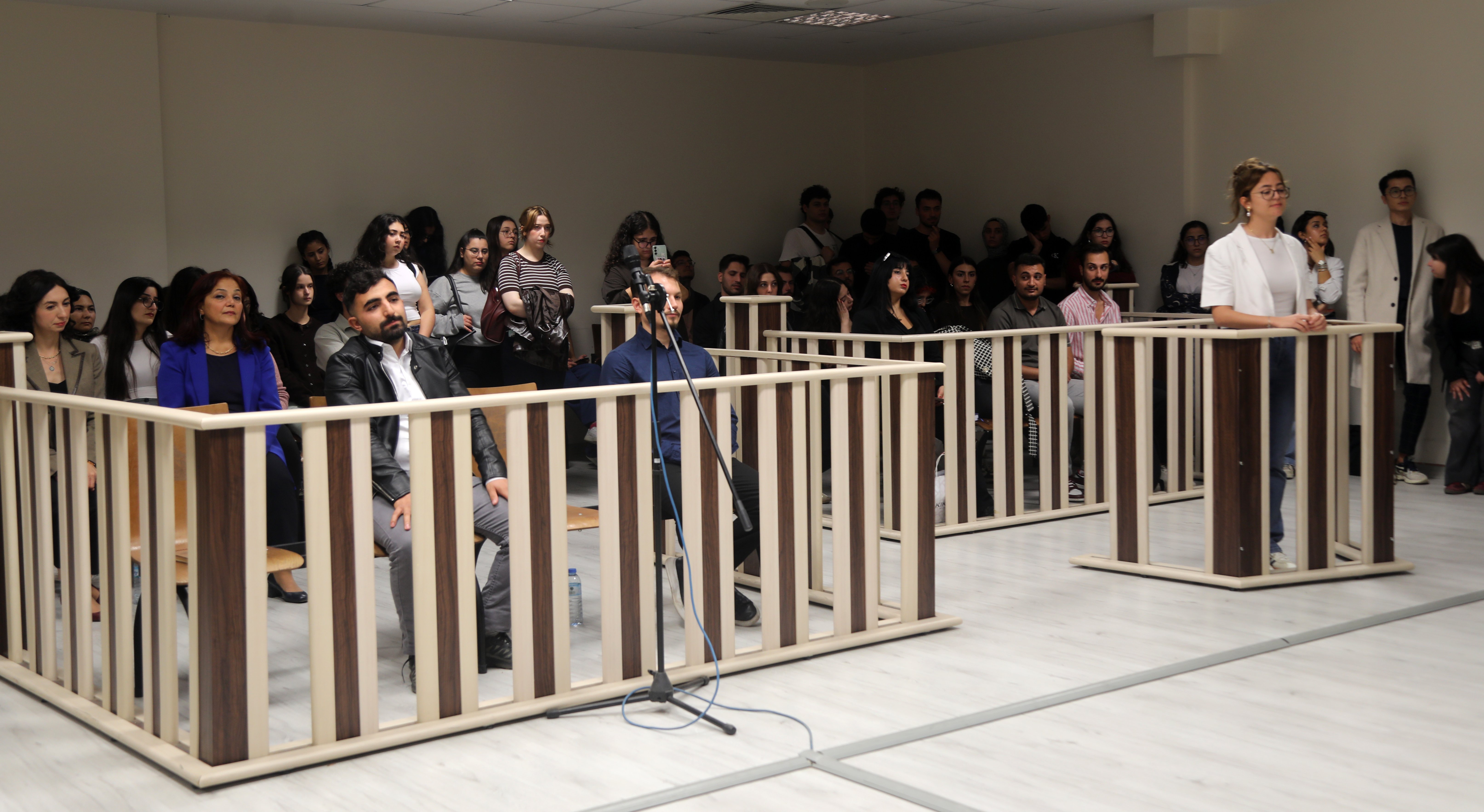 Akdeniz Üniversitesi’nde Gerçeğini Aratmayan Farazi Duruşma: Geleceğin Hukukçuları İnsan Ticareti Davasında Rol Aldı