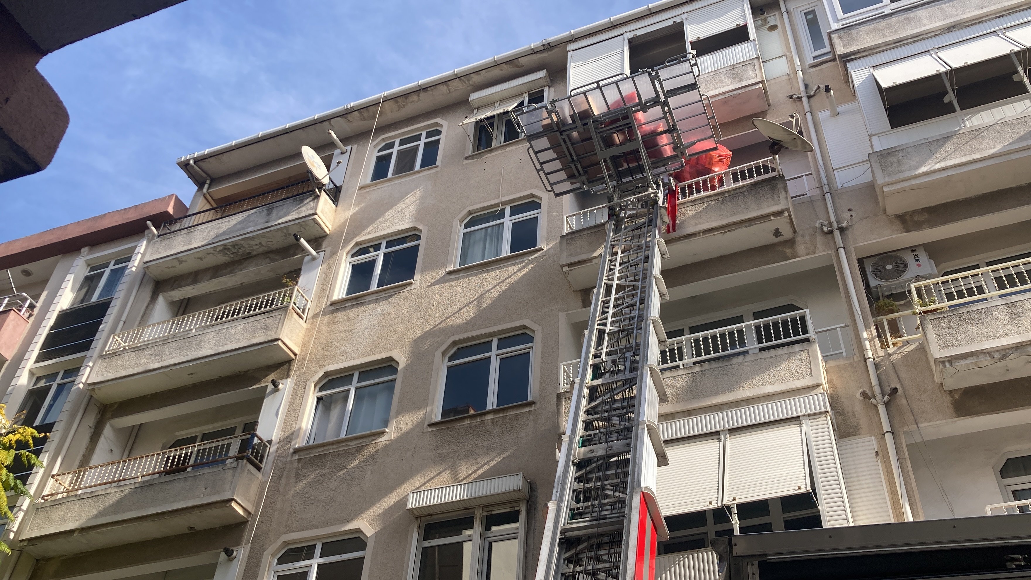 Kocaeli’de Kolonlarında Çatlak Tespit Edilen 5 Katlı Bina Acilen Tahliye Edildi ve Mühürlendi