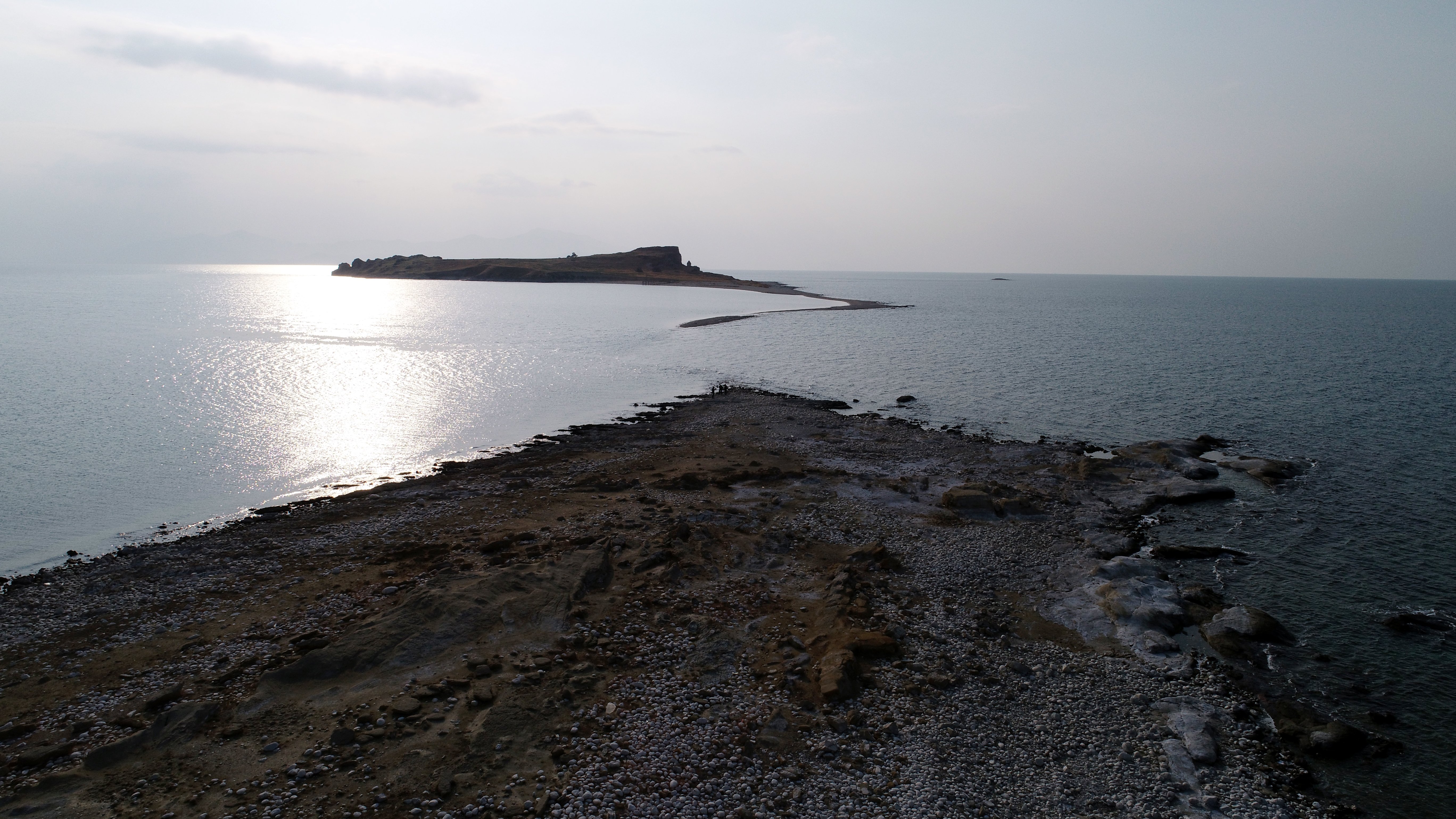 Van Gölü’nde Ortaya Çıkan Antik Yol Can Alıyor! Tuşba Belediyesi Acil Önlem Aldı