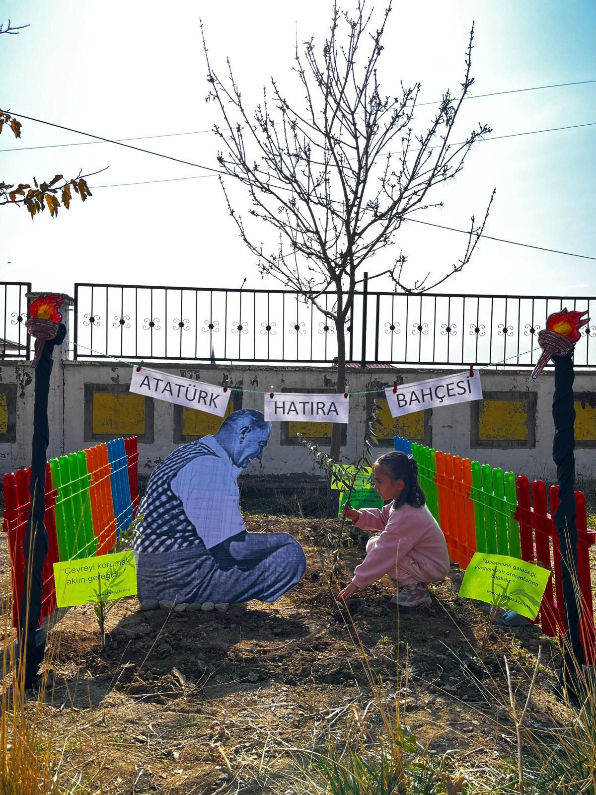 MEB’den Anlamlı 10 Kasım Etkinliği: Öğrenciler Atatürk Mesajlı Fidanları Toprakla Buluşturdu