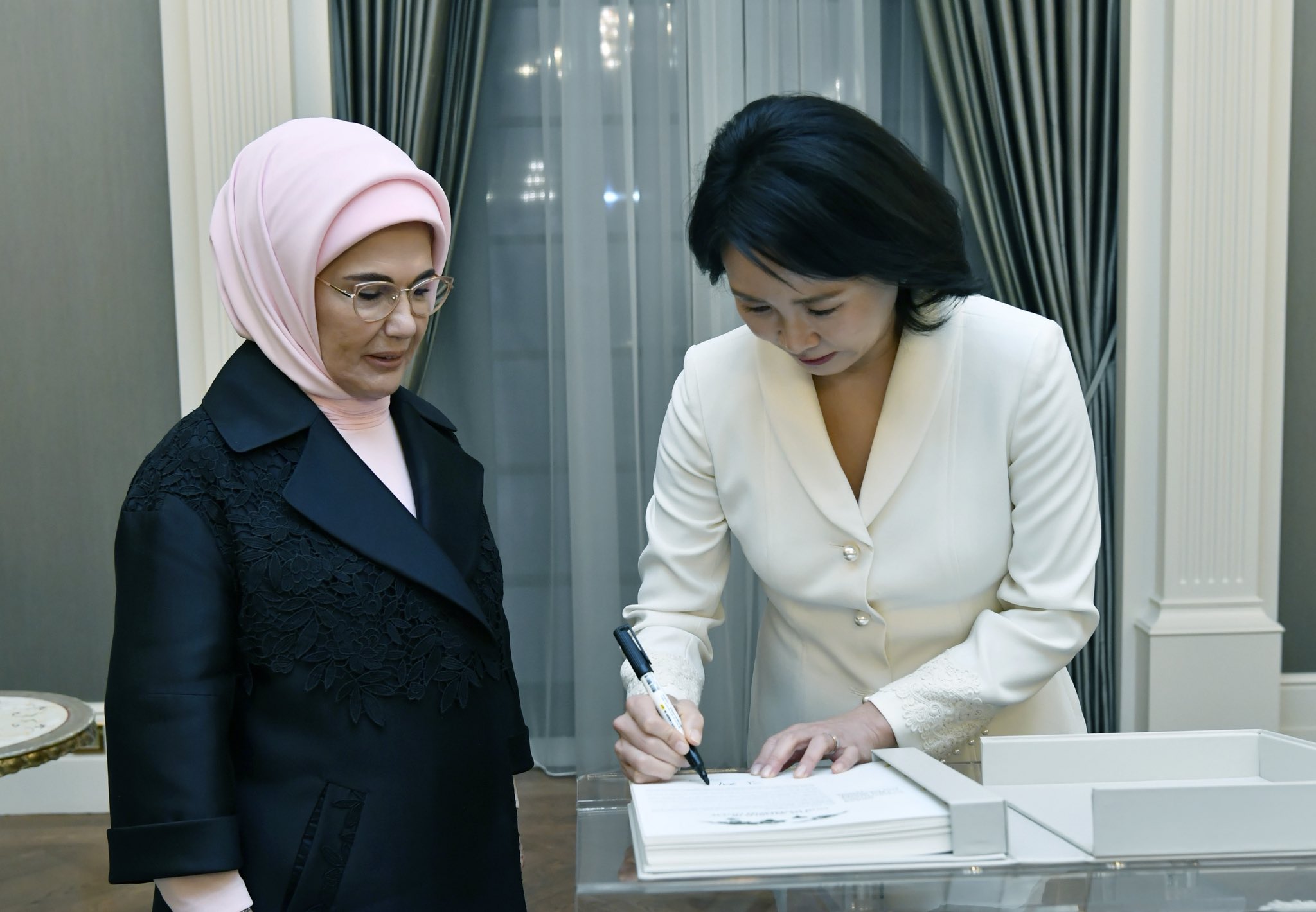 Güney Kore Cumhurbaşkanı’nın Eşi, Emine Erdoğan’ın Himayesindeki Küresel Sıfır Atık Beyanı’nı İmzaladı