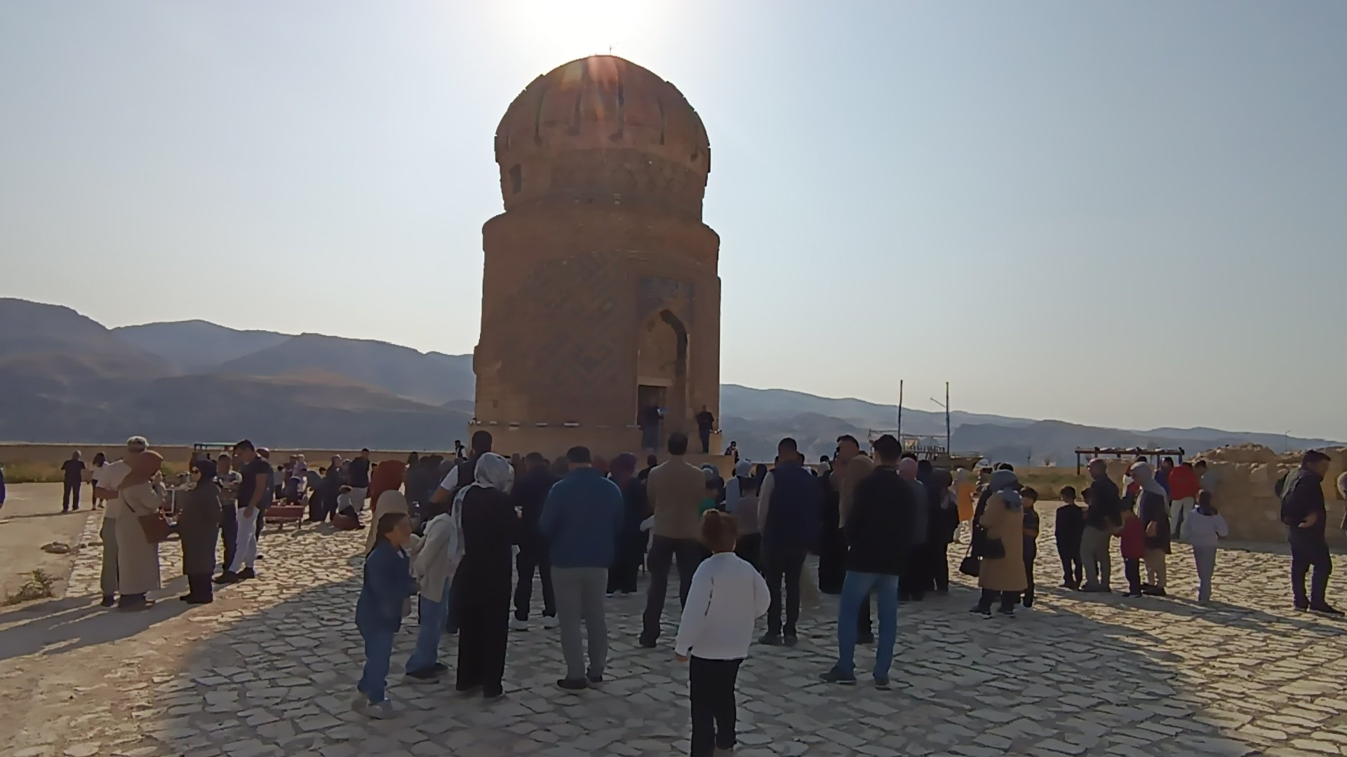 Hasankeyf’teki 552 Yıllık Zeynel Bey Türbesi Turist Akınına Uğruyor