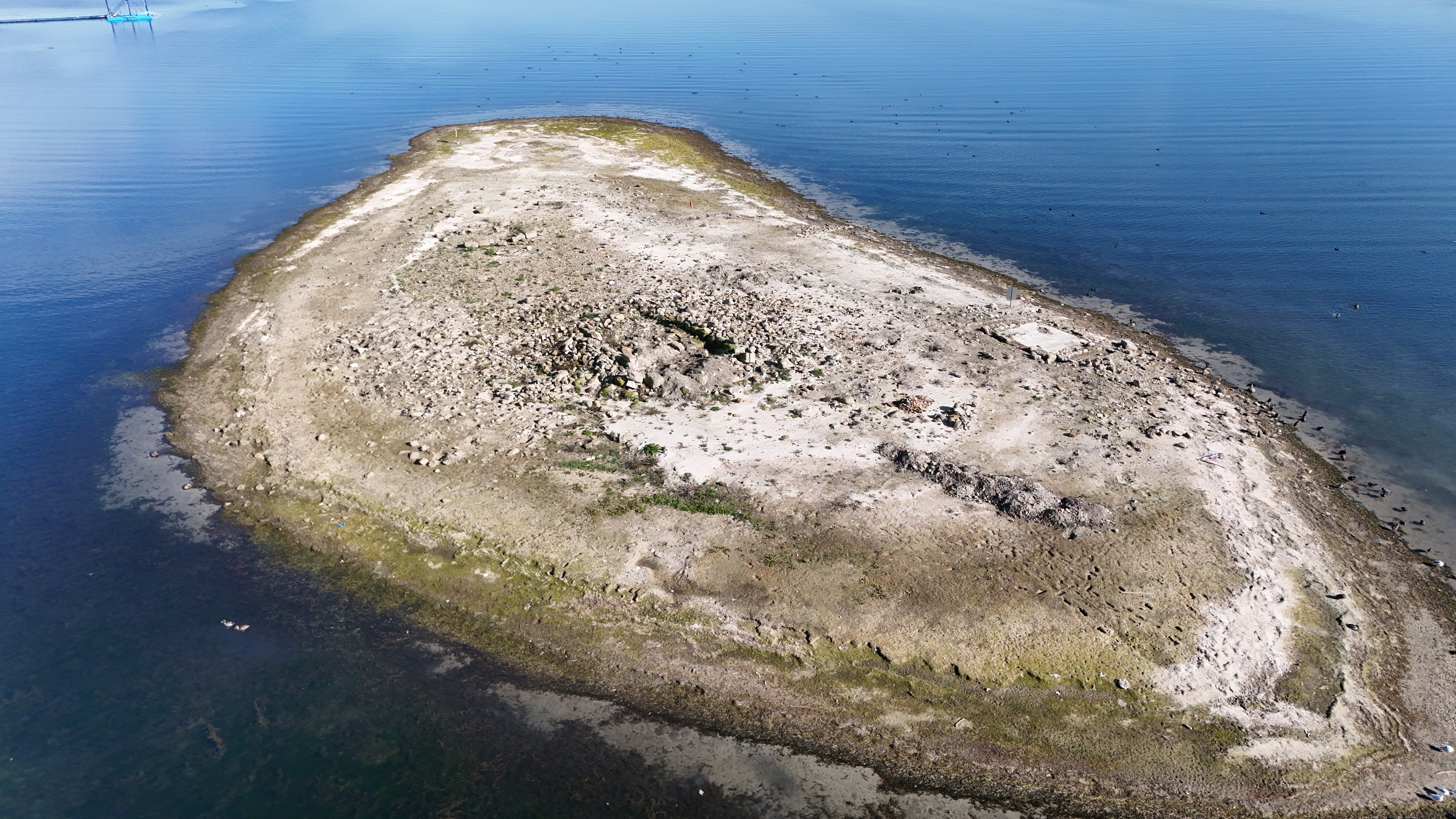 Sapanca Gölü’nde Sular Çekilince Tarihi Kilise Kalıntıları Ortaya Çıktı