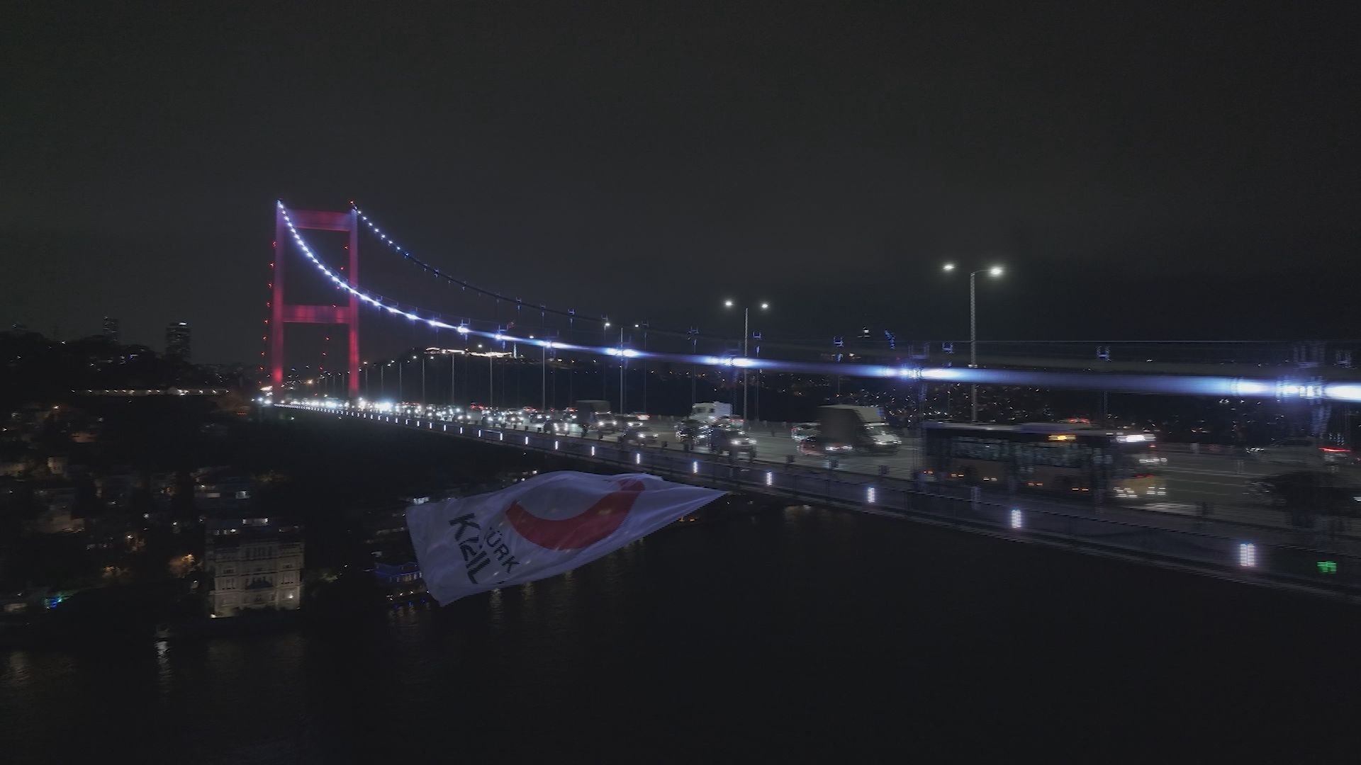 Fatih Sultan Mehmet Köprüsü’nde Kızılay Bayrağı Dalgalandı