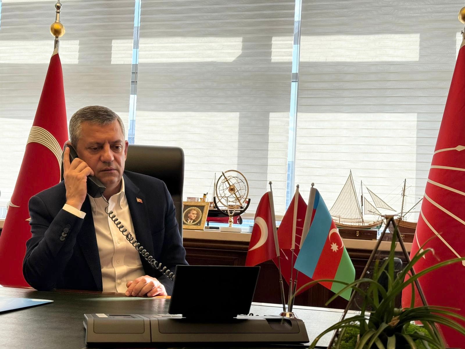 CHP Lideri Özgür Özel’den Azerbaycan Cumhurbaşkanı Aliyev’e Zafer Günü Kutlaması ve Tarihi Telefon Görüşmesi