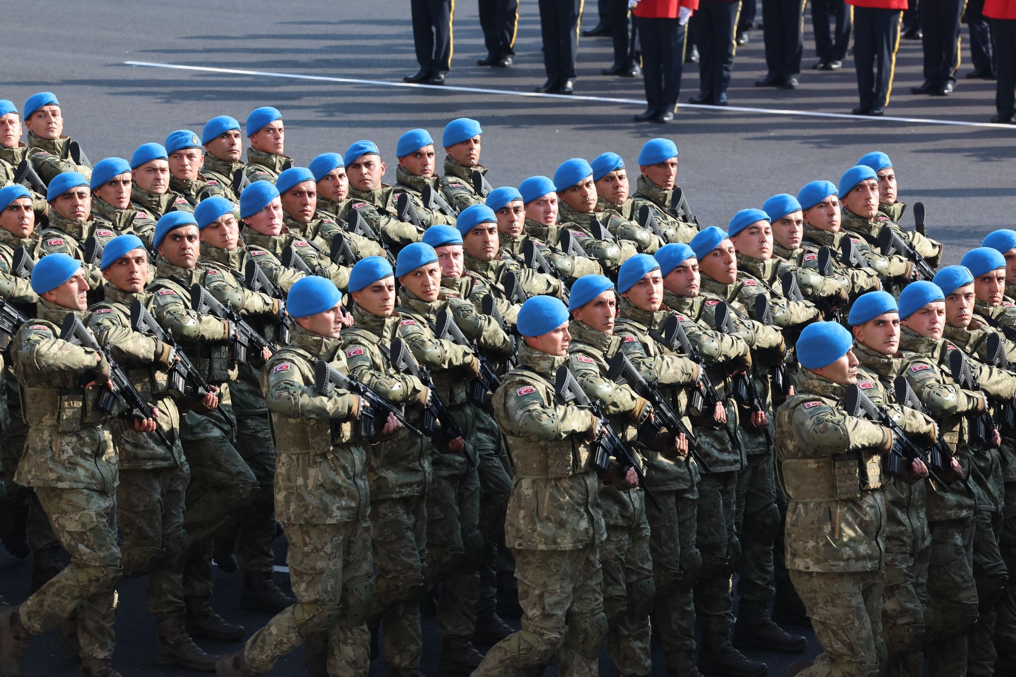 MSB’den 8 Kasım Zafer Günü’nde Anlamlı Paylaşım: Türk Komandolar Bakü’de Geçit Töreninde