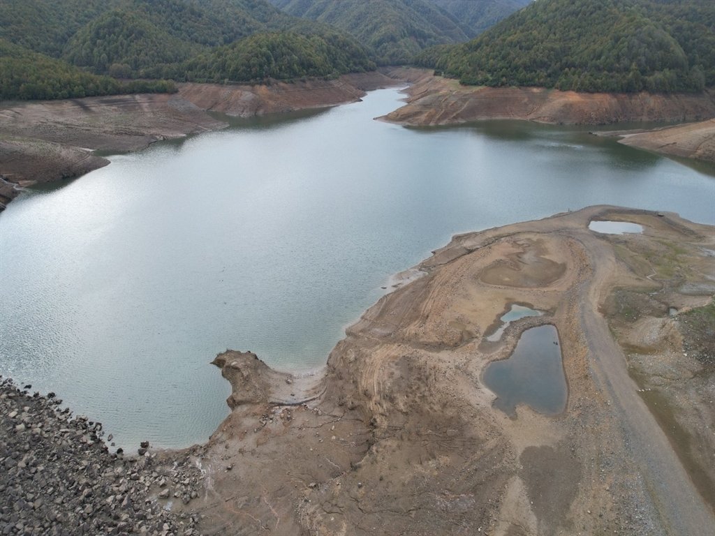 Yalova'da Gökçe Barajı'nda su