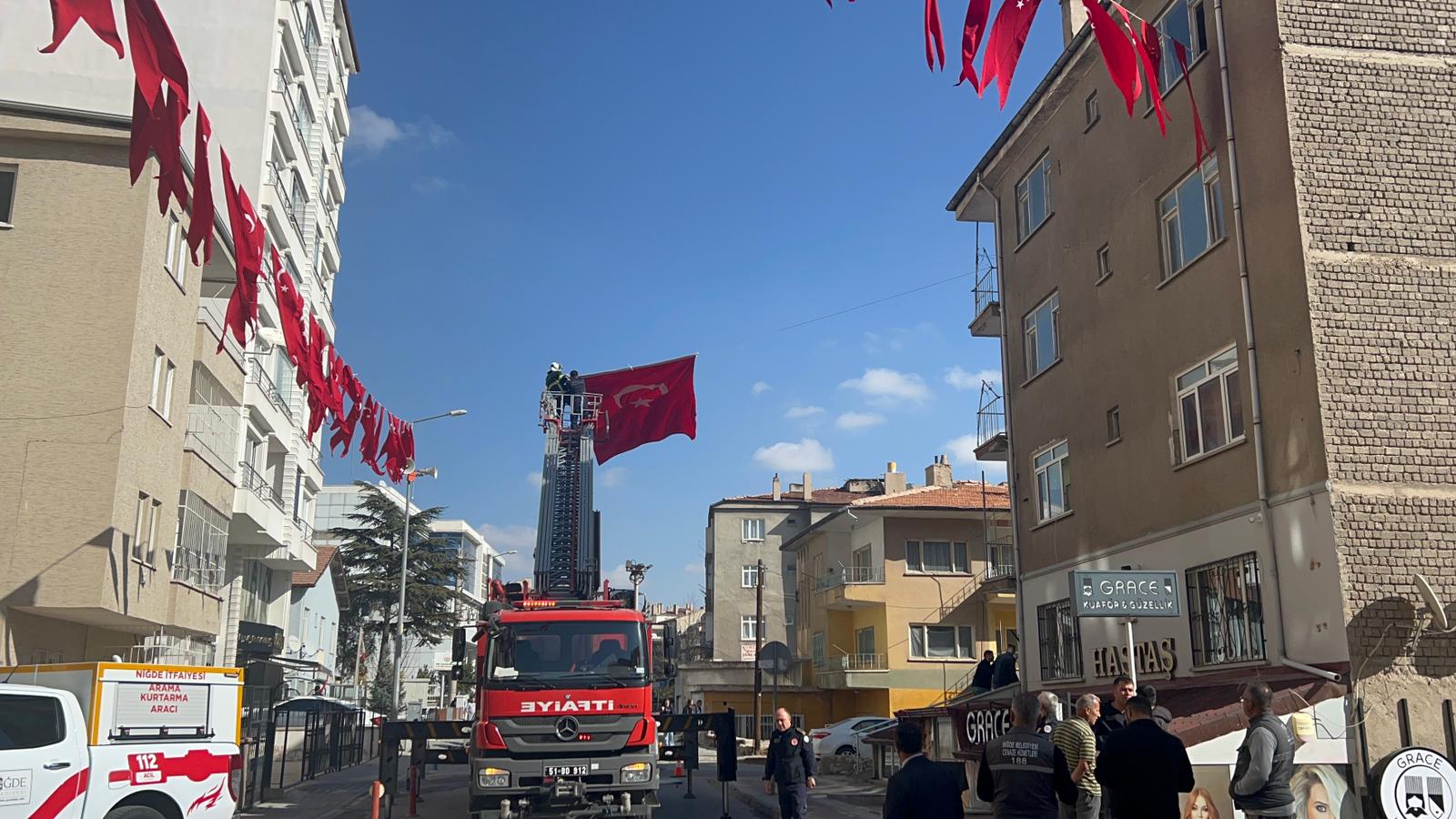 Niğdeli Şehit Astsubay Burak Özkan’ın Babaevine Türk Bayrakları Asıldı