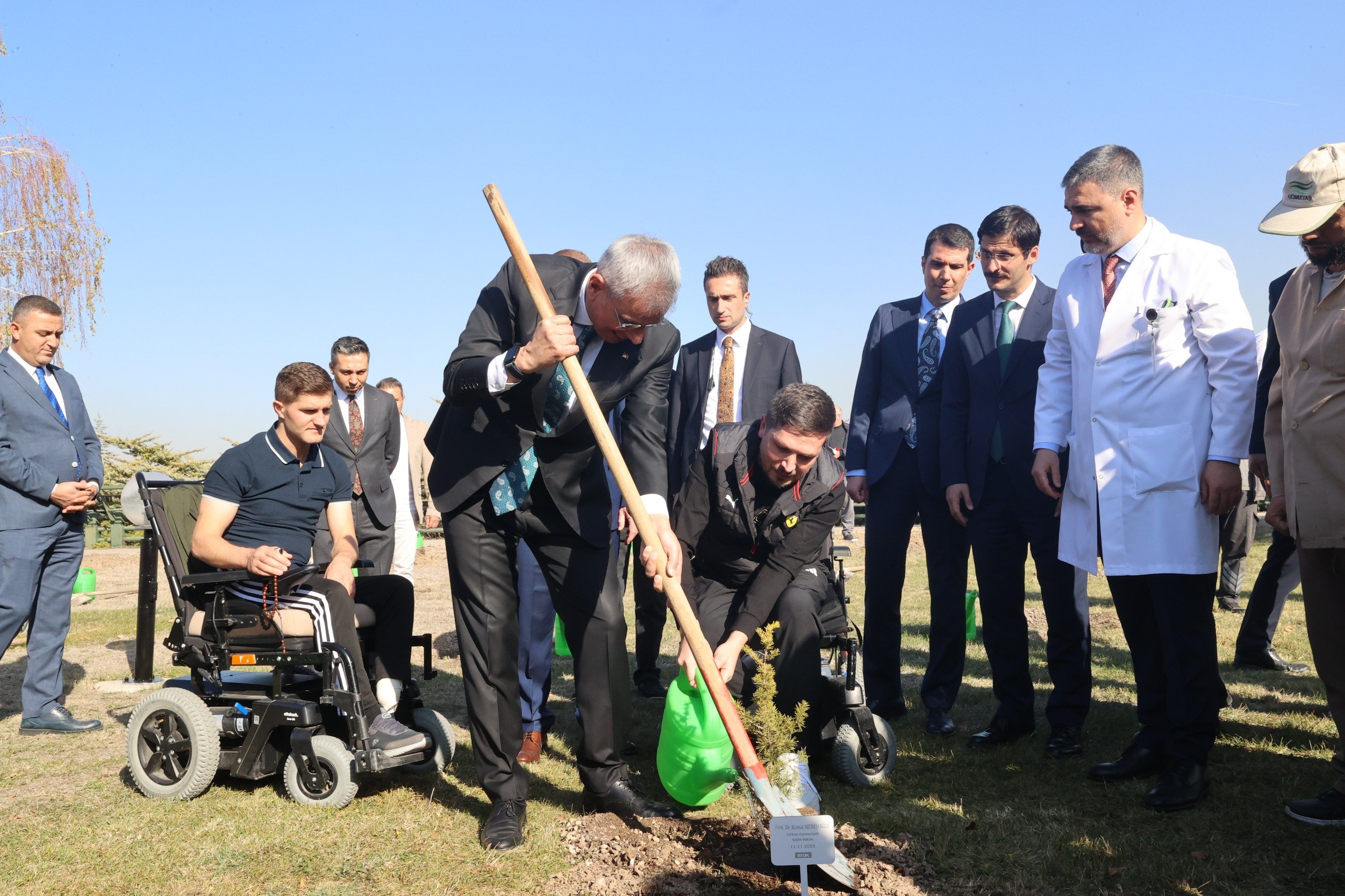 Sağlık Bakanı Memişoğlu Gazilerle Fidan Dikti: ‘Her Fidan Gazilerimizin Mücadelesini Hatırlatacak’