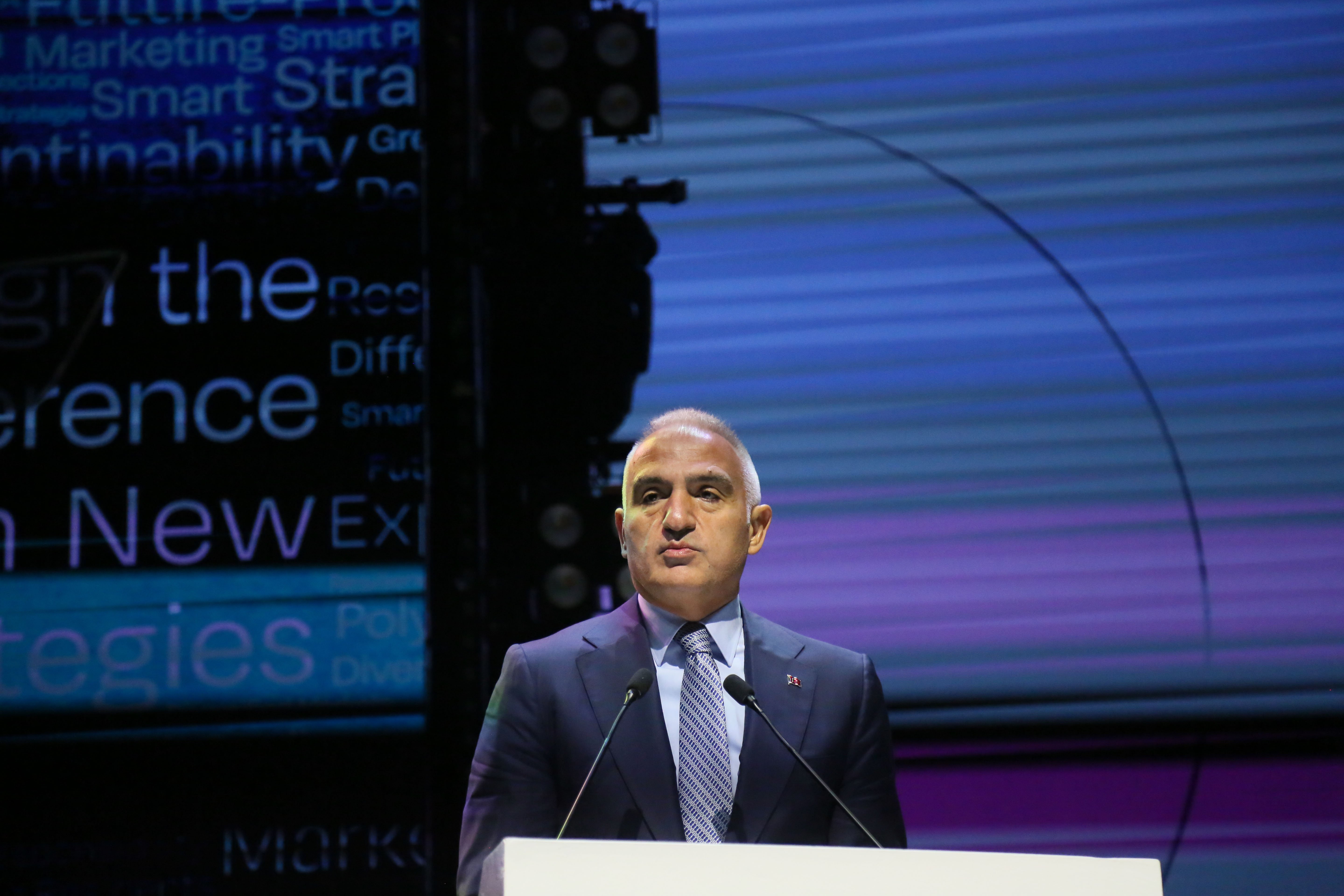 Bakan Ersoy’dan Turizm Sektörüne Kritik Uyarı: 2026 Nisan-Mayıs’ta Mevsim Kayması Bekleniyor!