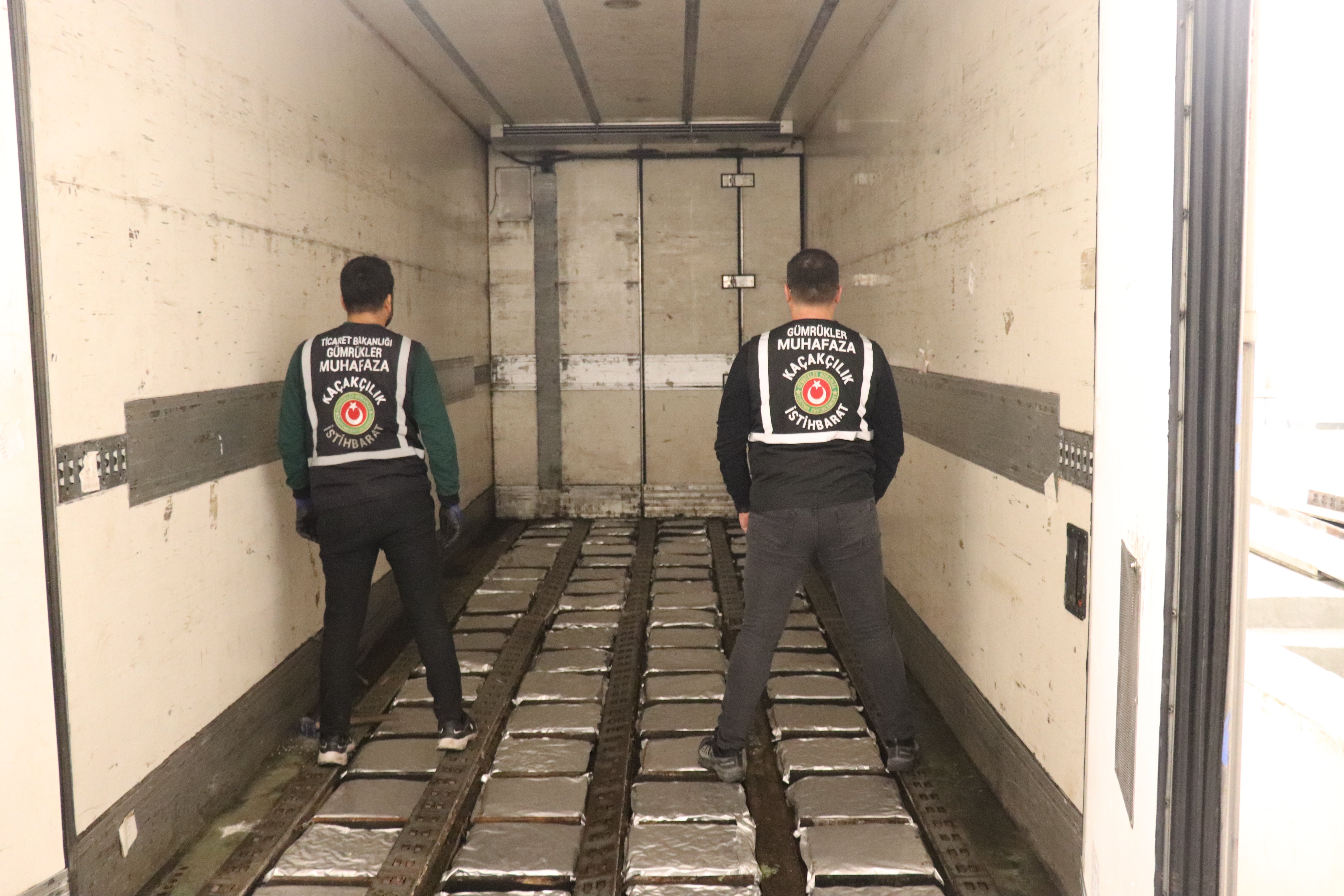 Ticaret Bakanlığı’ndan Uyuşturucu Kaçakçılığına Büyük Darbe: 1 Ton 65 Kilo Esrar Ele Geçirildi