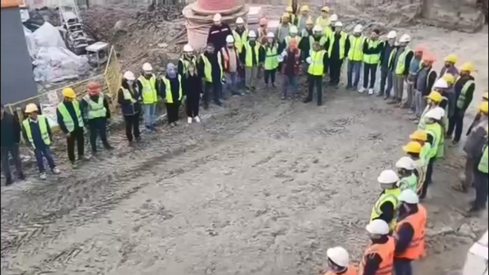 Başakşehir’de İnşaat İşçilerinden Duygusal 10 Kasım Töreni: 09.05’te İşleri Bırakıp Ata’ya Saygı Duruşunda Bulundular