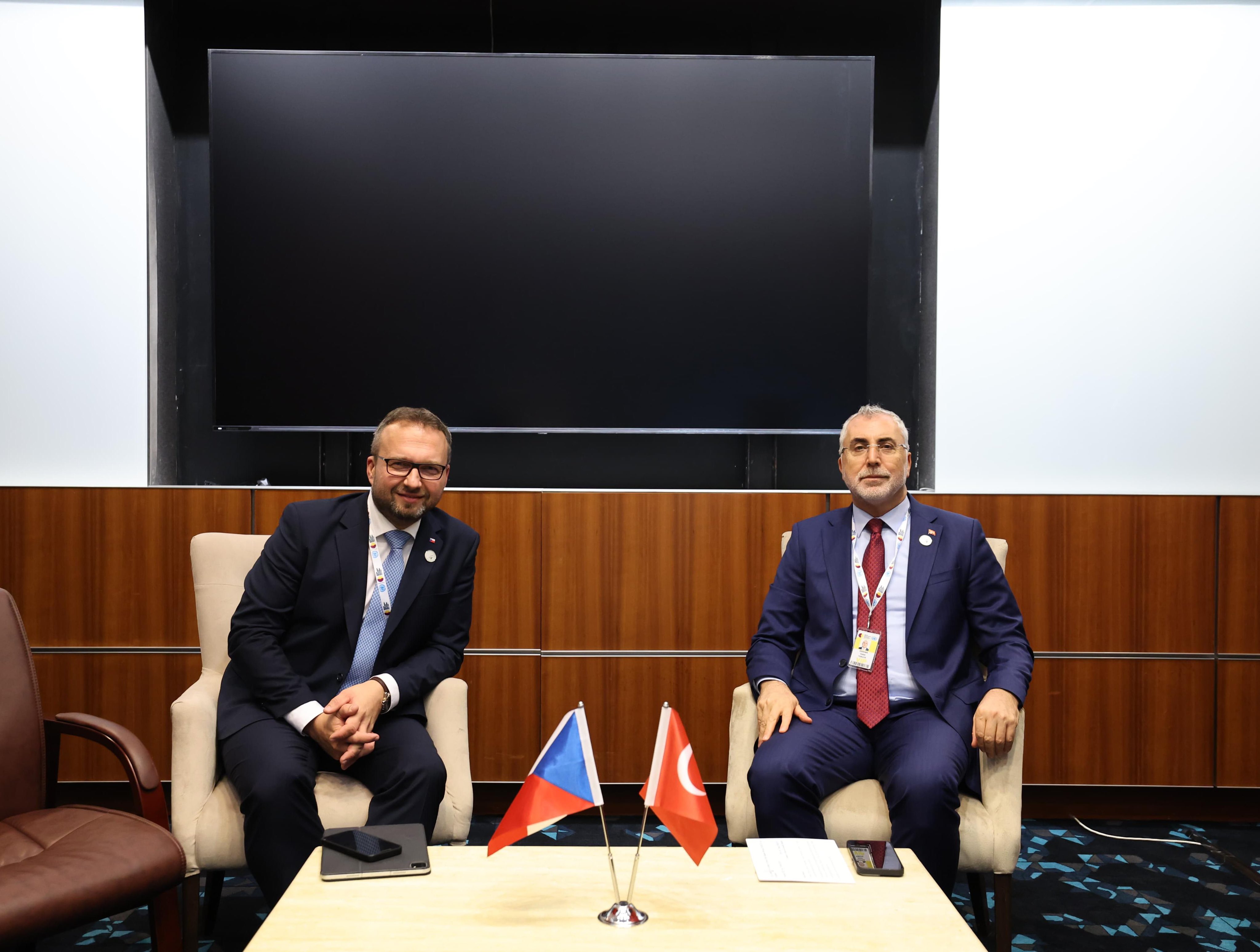 Bakan Işıkhan Doha’da Finlandiyalı Mevkidaşı Laasonen ile Önemli Görüşme Gerçekleştirdi