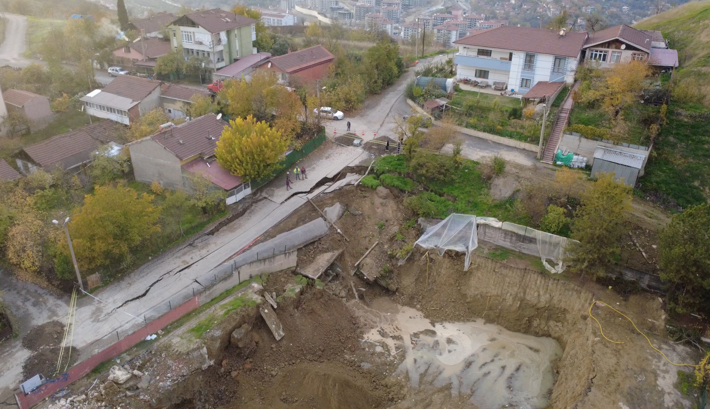 Karabük’te Okul İnşaatı Kazısı Yolu Çökertti: 80 Metrelik Bölüm Trafiğe Kapatıldı!