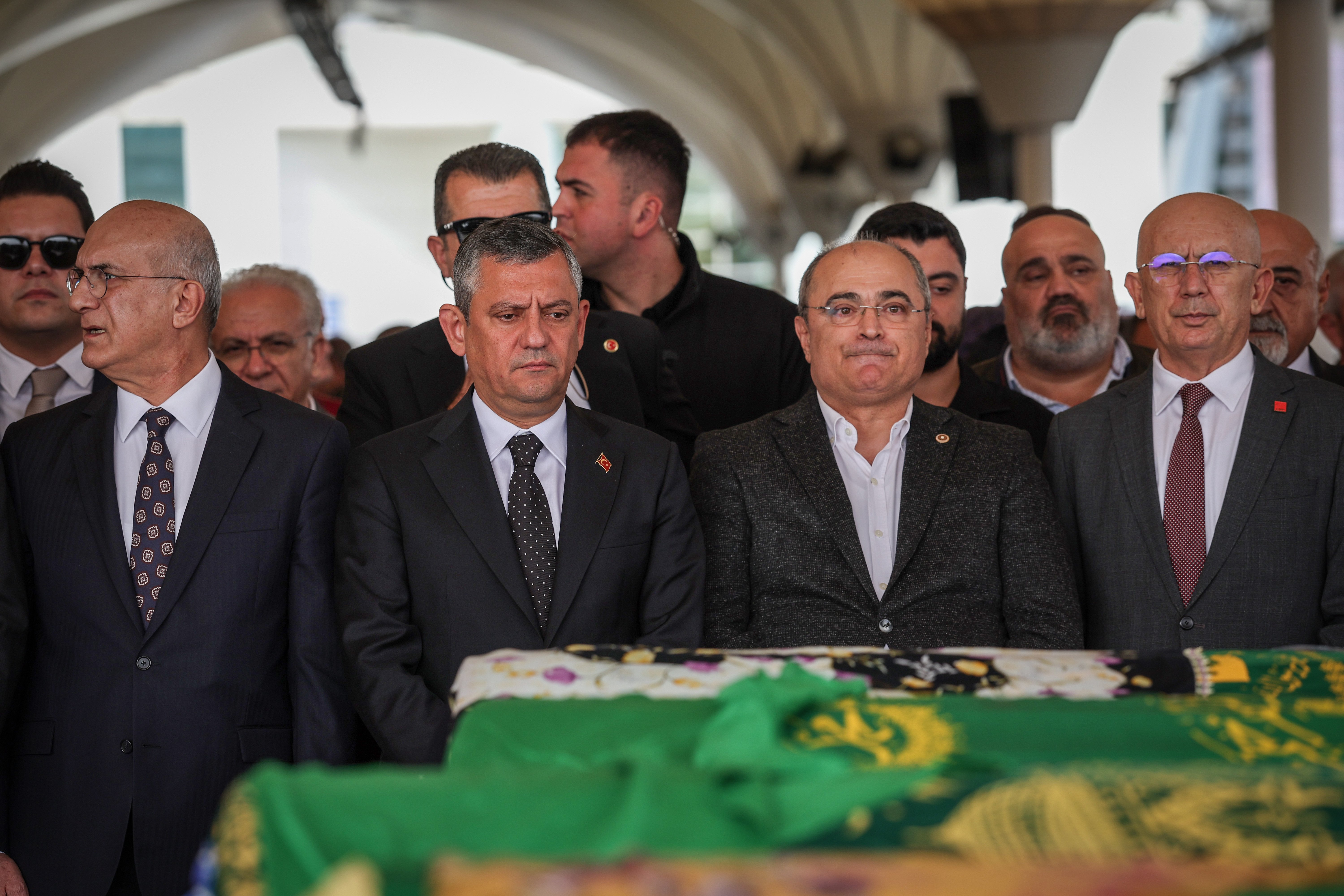 CHP Lideri Özgür Özel, Vefat Eden Milletvekili Annesinin Cenazesinde