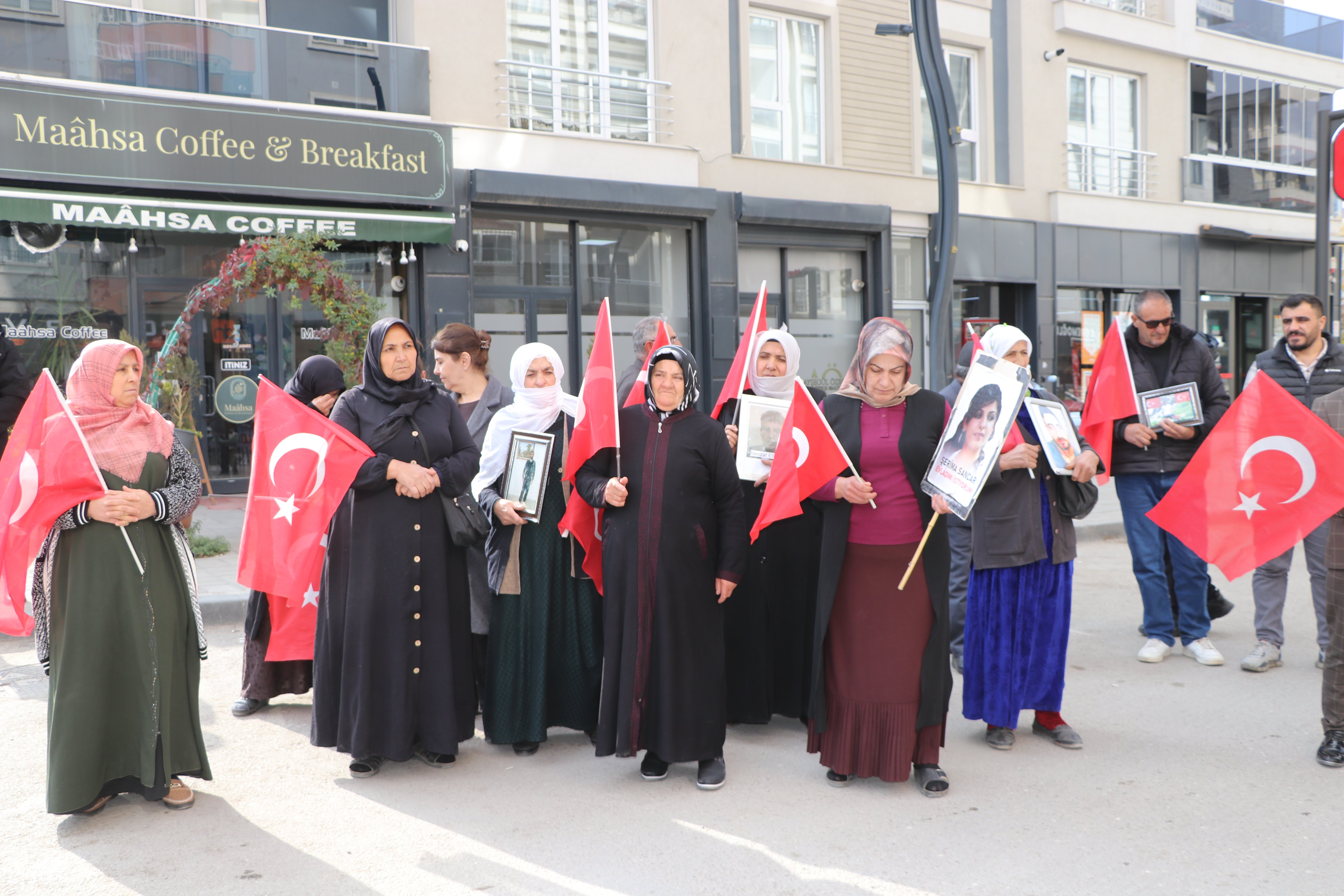 DEM Parti Önünde Sessiz Eylem: Bedensel Engelli Kardeşimizi Dağa Kaçırdılar
