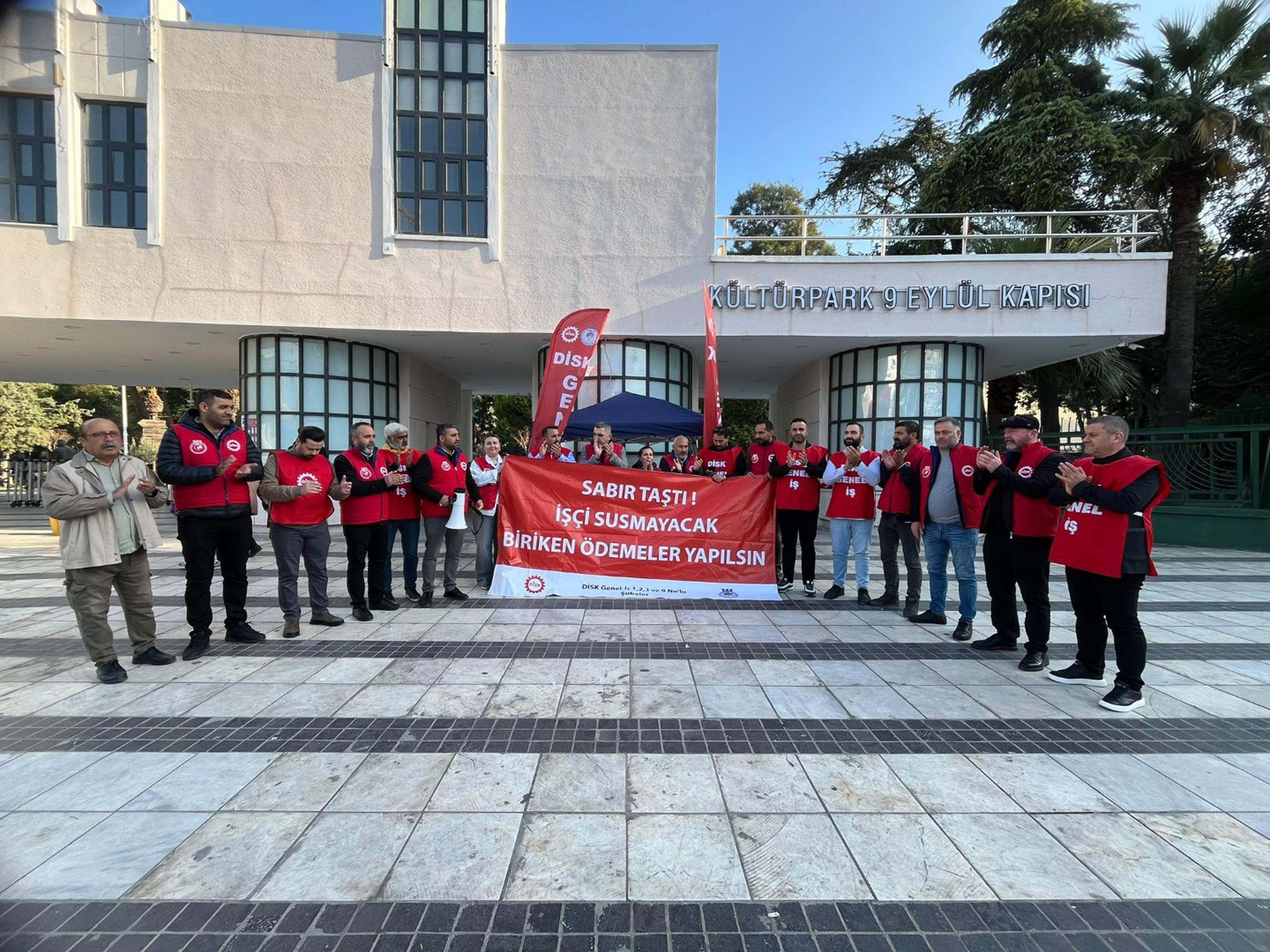 İzmir’de Büyükşehir Belediyesi İşçileri Sosyal Hakları İçin Eylemde: ‘3 Aydır İkramiyelerimizi Alamıyoruz’