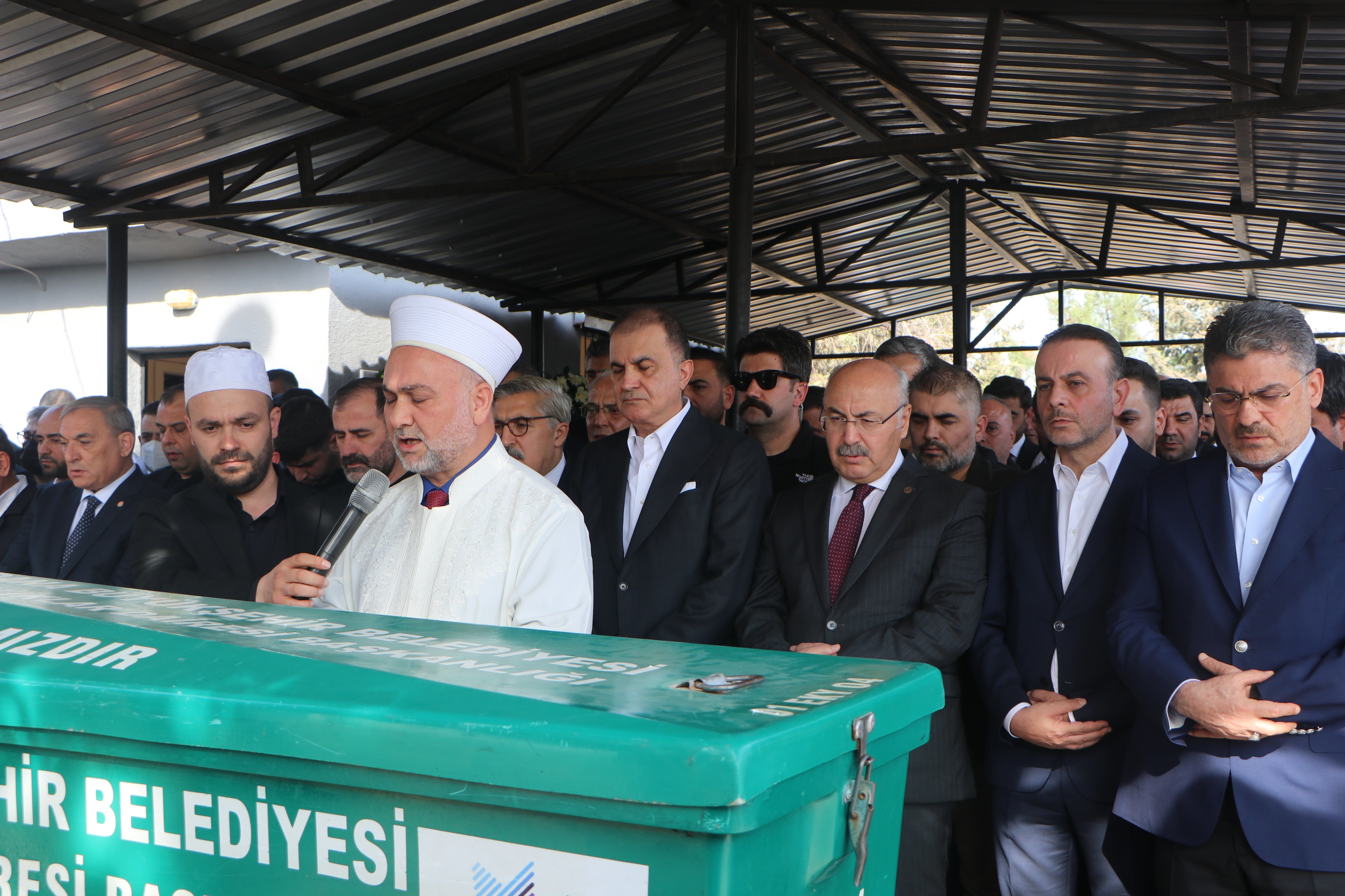 AK Parti Sözcüsü Ömer Çelik, Dayısı Hasan Öztopal’ın Cenaze Töreninde