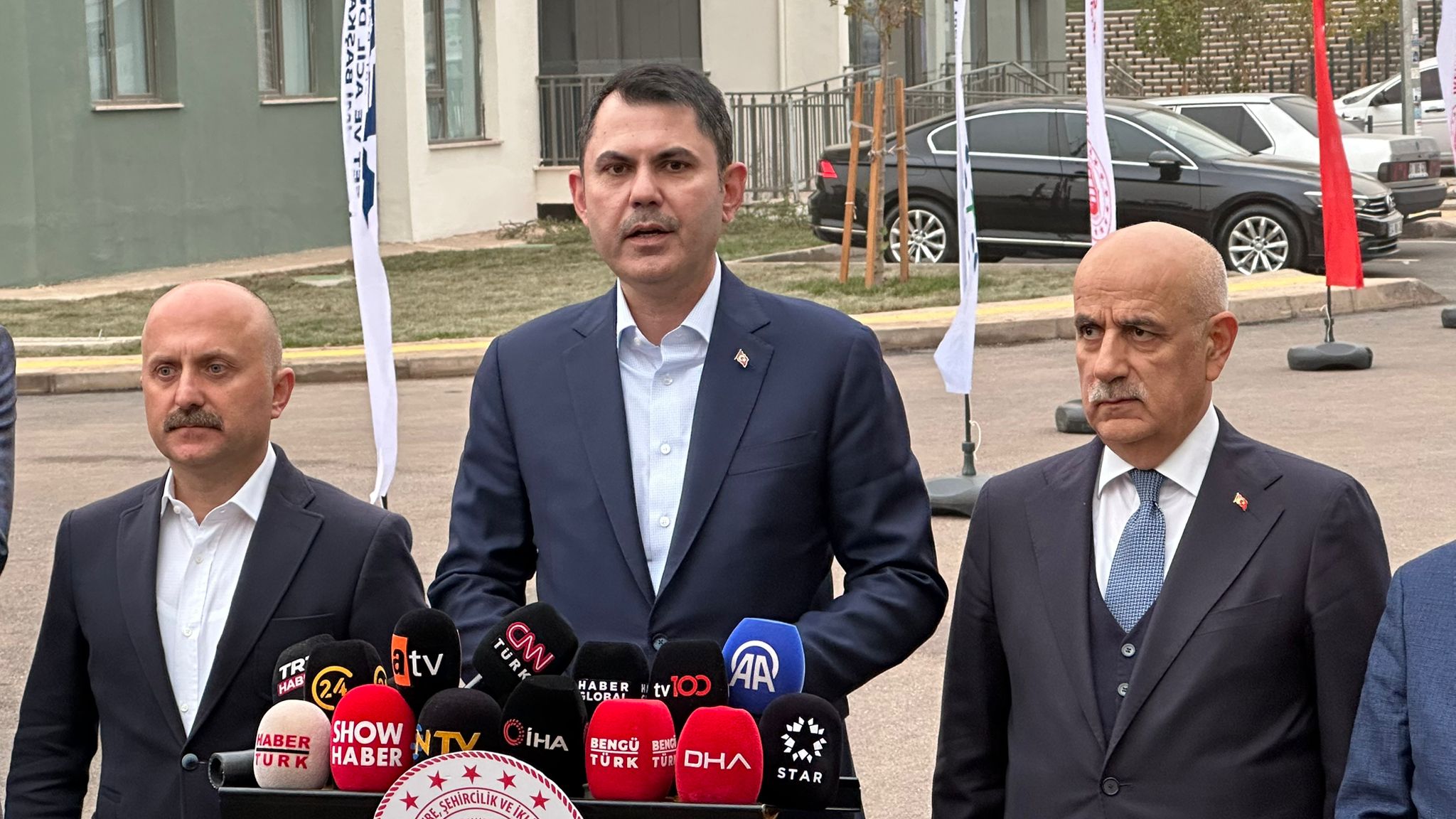 Bakan Kurum’dan CHP’ye Sert Tepki: ‘Yolsuzluğa Para Buluyorlar Ama Deprem Bölgesinde Çakılı Çivileri Yok’