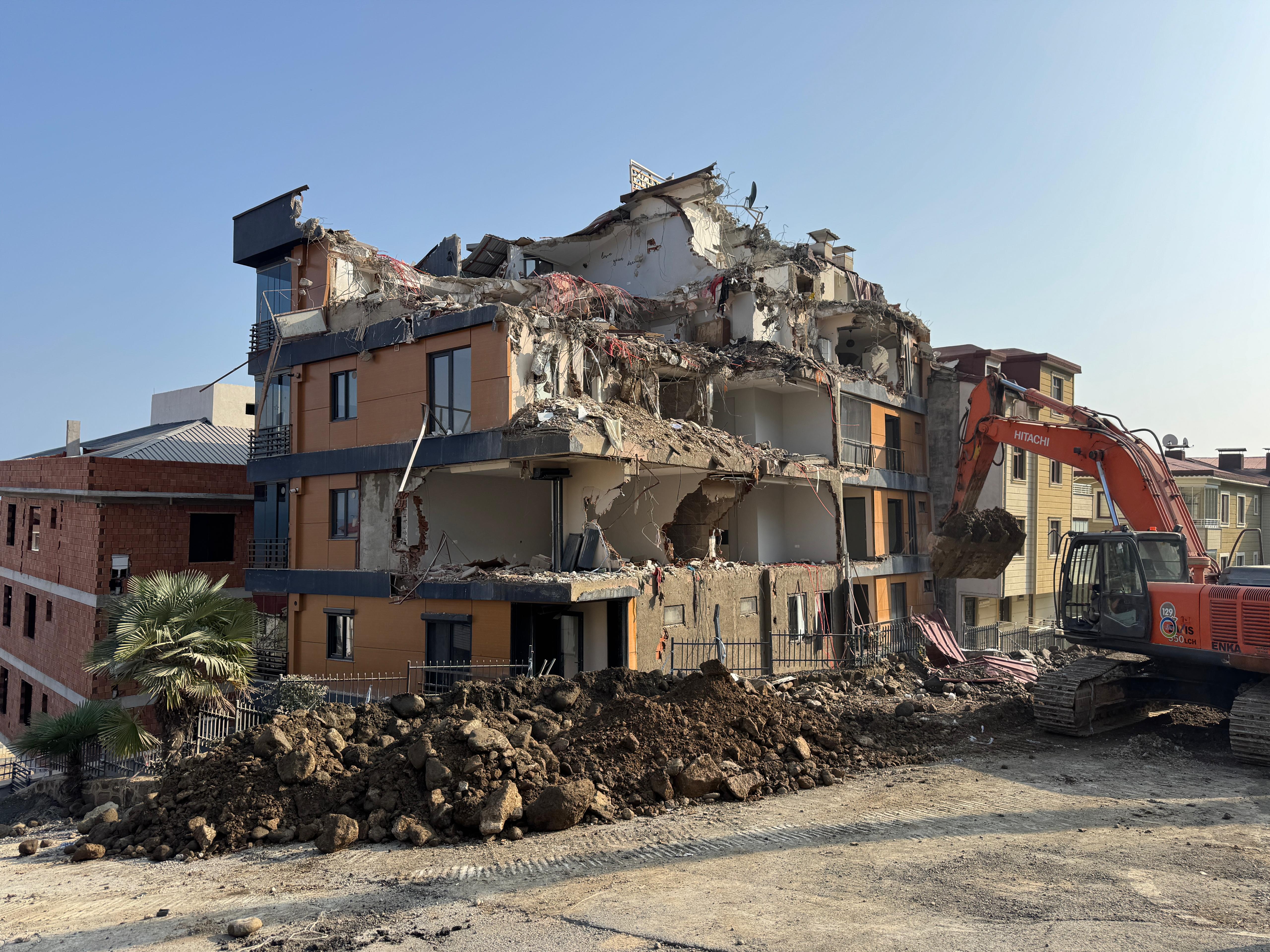 Ordu’da Zemin Kayması Nedeniyle Tehlike Arz Eden Bina Kontrollü Olarak Yıkılıyor