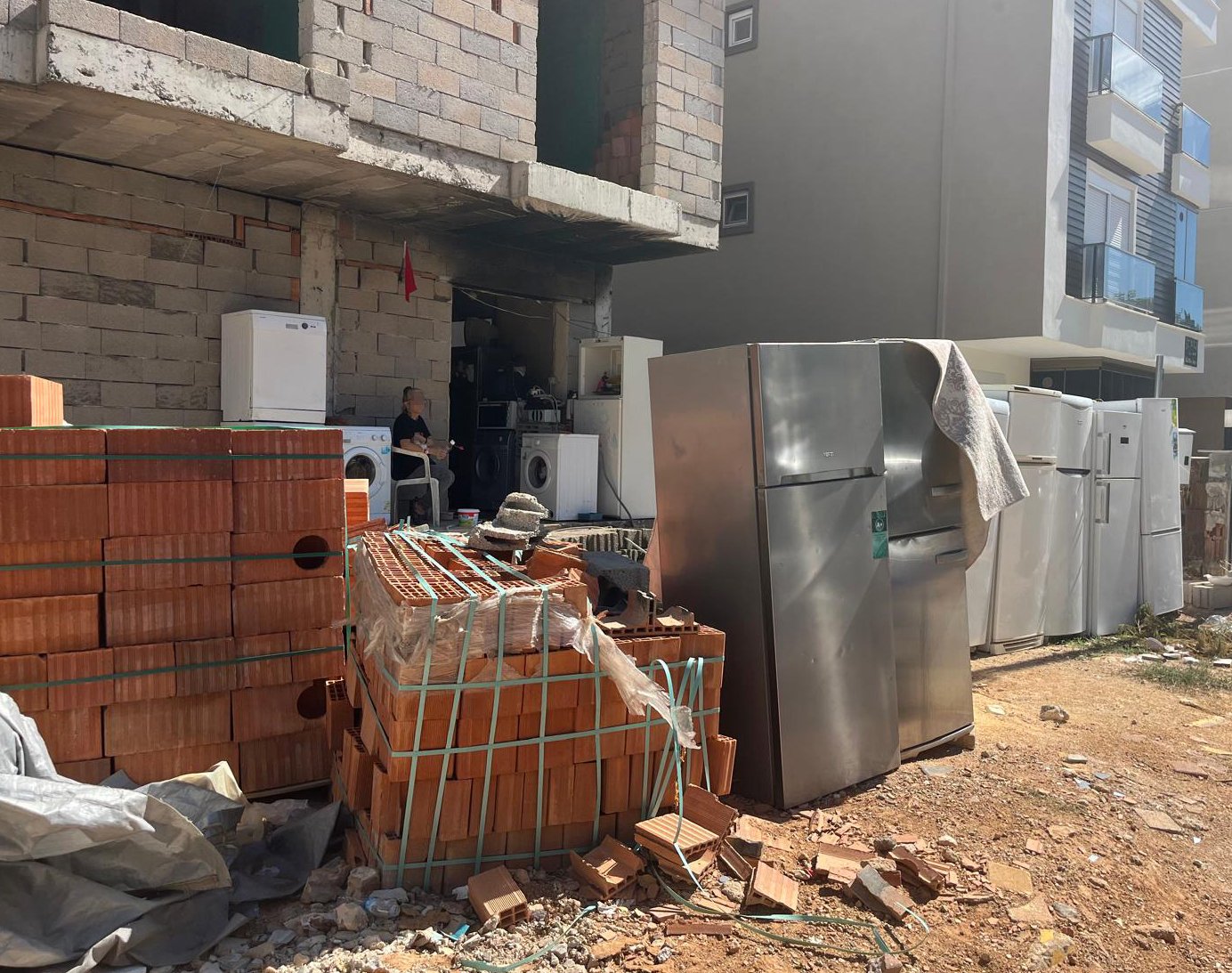 Antalya’da İnşaat Faciası: Arsa Sahipleri Tamamlanmamış Binaya Yerleşti, Müteahhit Mahkemelik Oldu