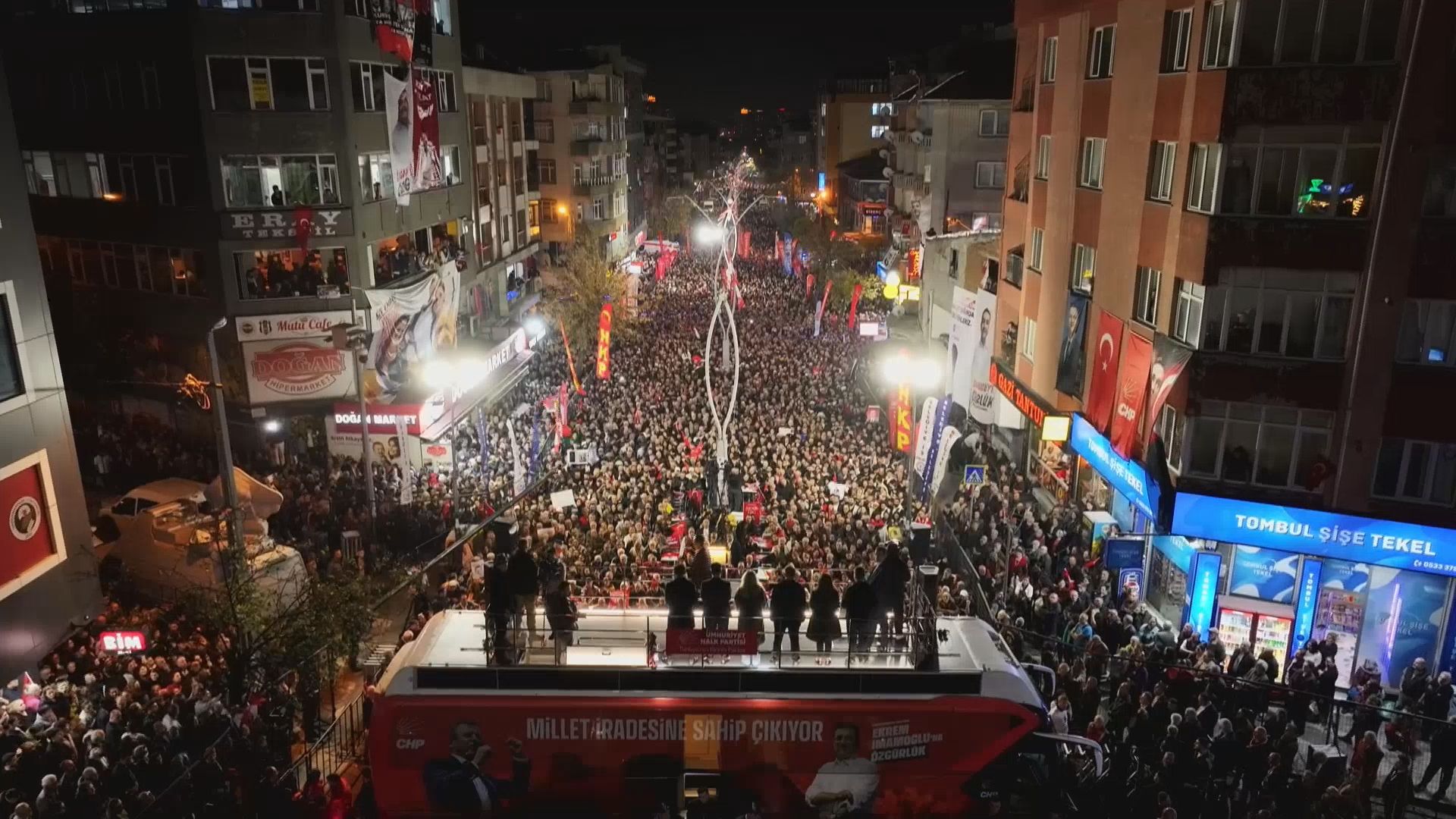 Özgür Özel’den Sultangazi’de Sert Açıklamalar: ‘AK Parti Siyasi Rekabeti Bıraktı, Yargı Kollarını Kurdu’