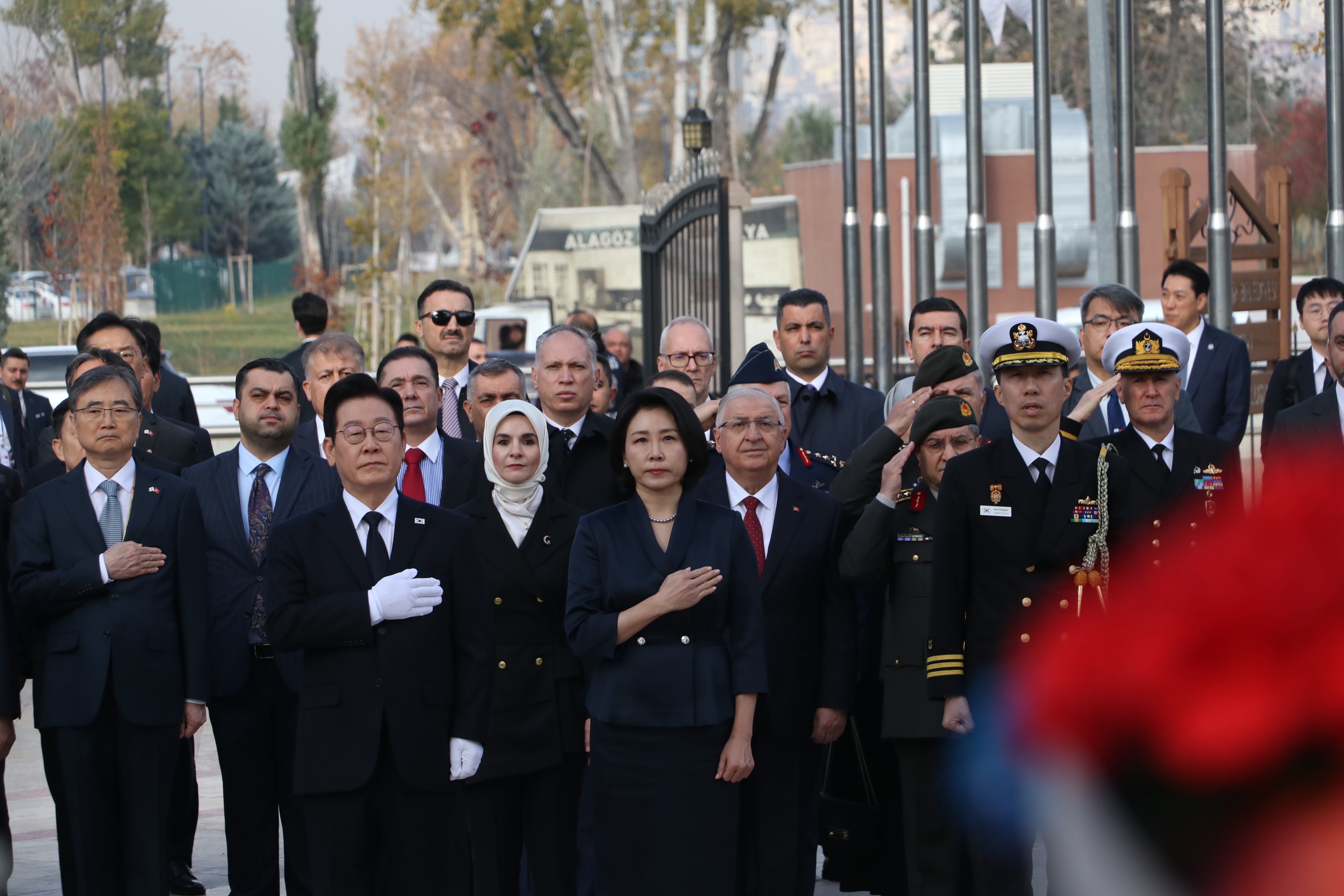 Güney Kore Cumhurbaşkanı Lee, Kore’de Savaşan Türkler Anıtı’nda Duygusal Anlar Yaşadı