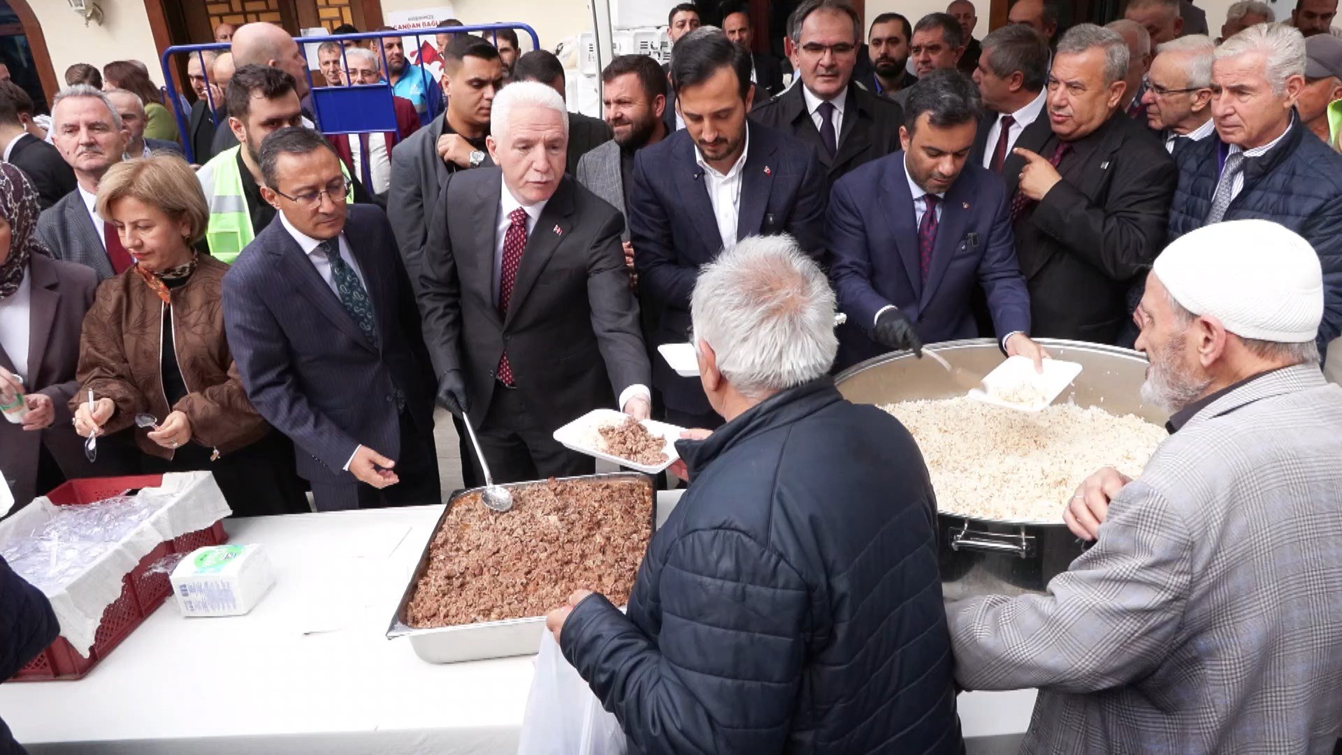 İstanbul Valisi Davut Gül’ün Katılımıyla 102 Yıllık Türbe Dede Pilav Geleneği Coşkuyla Yaşatıldı