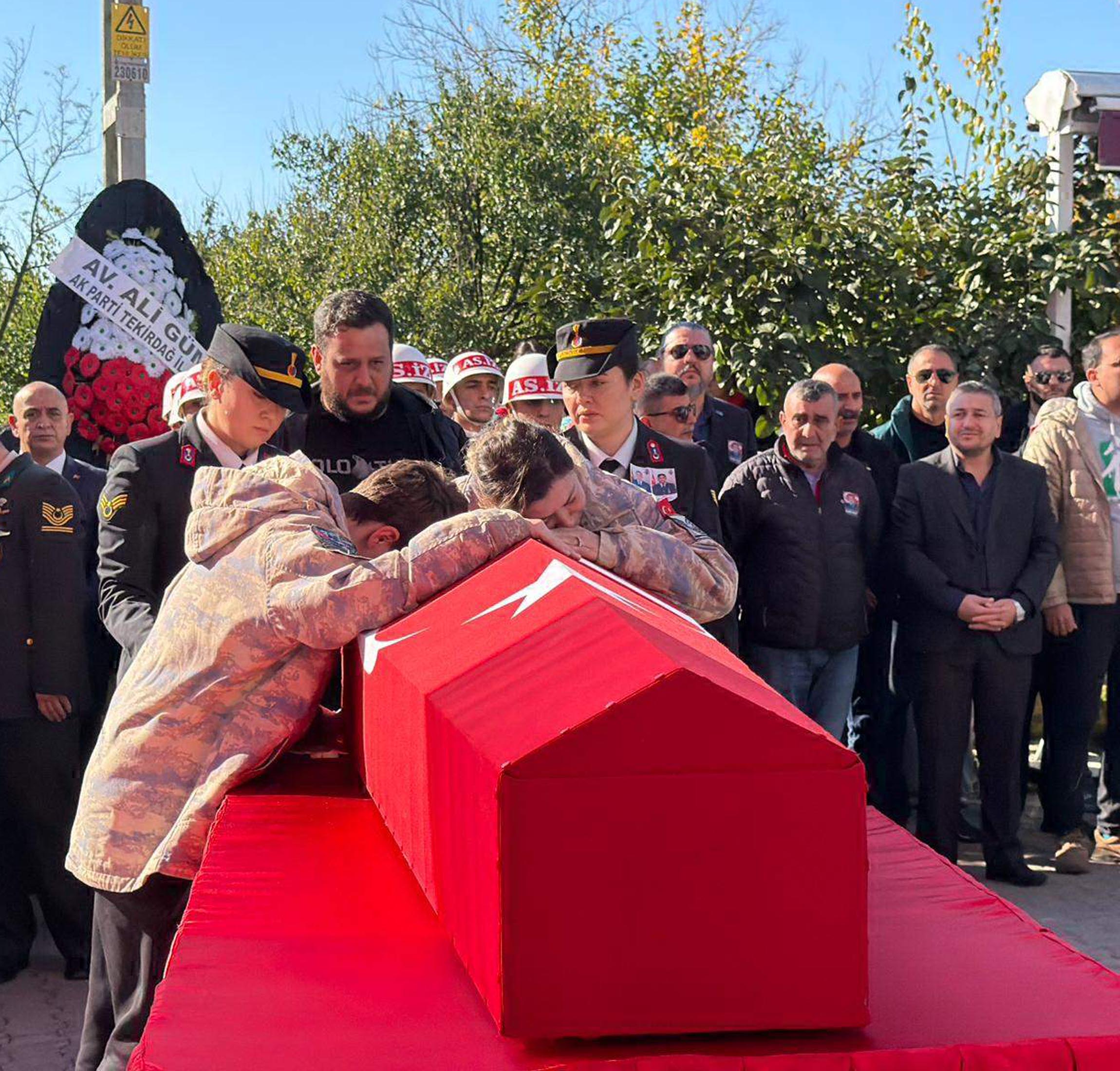 Şehit Astsubay İlker Aykut, Eşi ve Oğlunun Parkasıyla Son Yolculuğuna Uğurlandı
