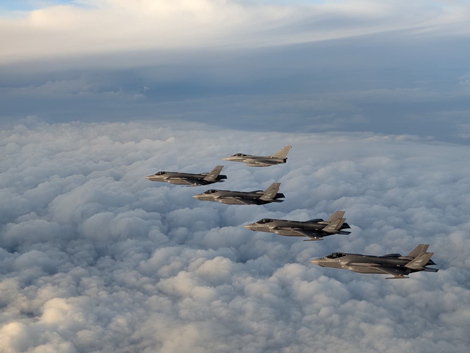 Ukrayna Fransa’dan 100 Rafale Savaş Uçağı Satın Alacak: Zelenskiy ve Macron Tarihi Anlaşmaya İmza Attı!