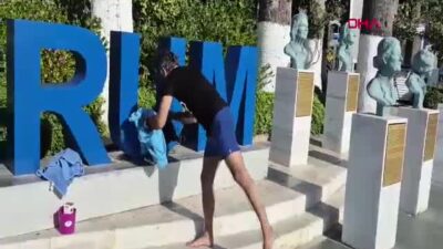 Bodrum’da 6 Gündür Susuz Kalan Vatandaş Belediye Meydanında Duş Aldı!