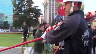 İzmir’de Atatürk’ü Anma Töreninde Duygusal Anlar: Vali Elban’dan Çarpıcı Açıklamalar