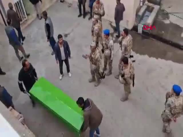 Diyarbakır'da viyadük inşaatında iskelenin