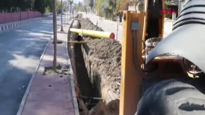 Burdur’da Örnek Muhtar! Toza Karşı Kendi İmkanlarıyla Caddeyi Suluyor