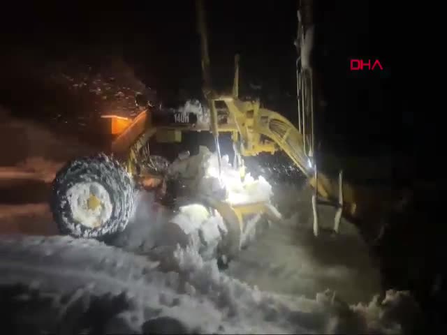 Hakkari'nin Yüksekova ilçesinde kar