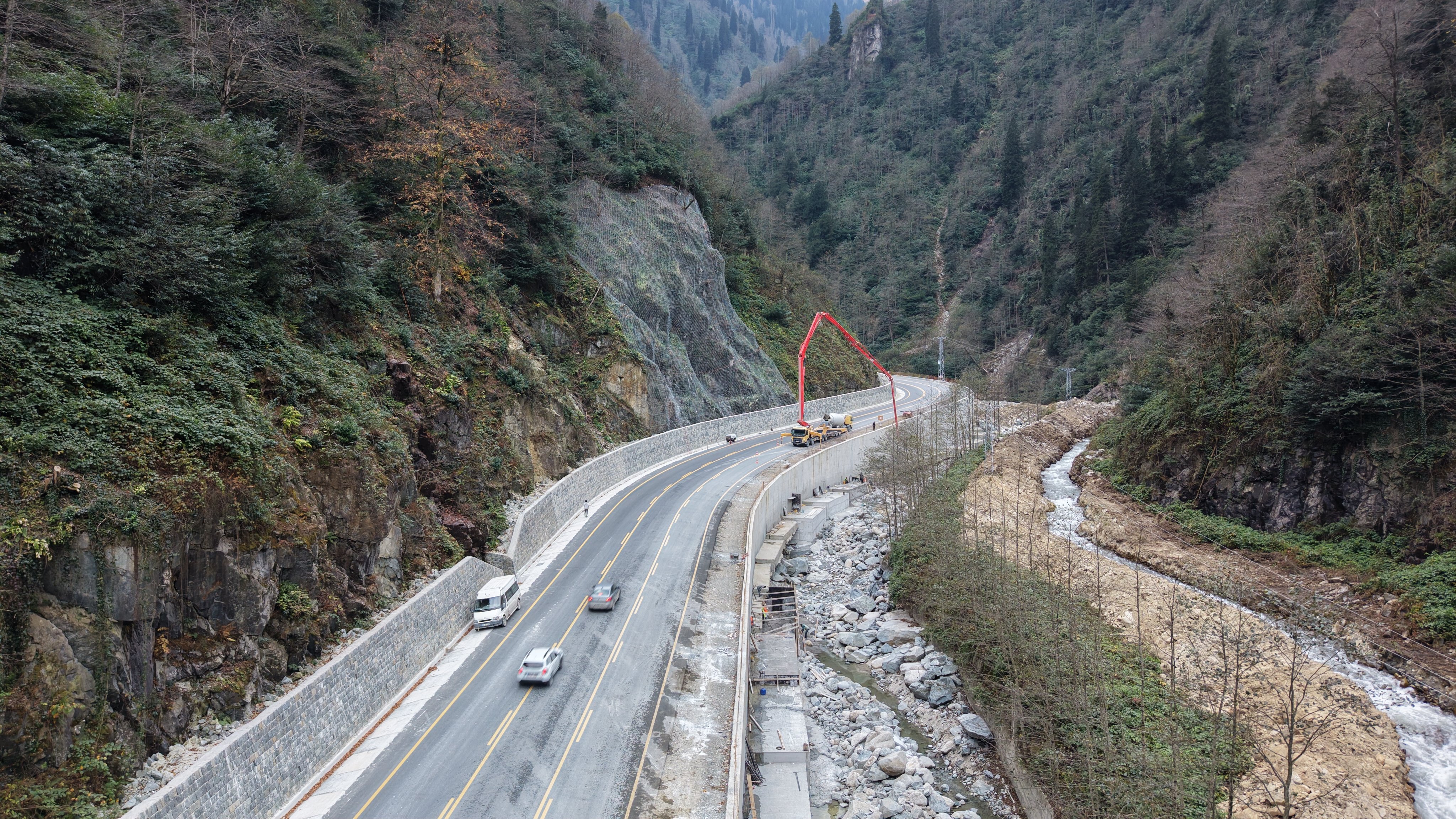 Ayder Yaylası’nda Kaya Düşmesine Karşı Çelik Ağ Kalkanı! 18 Kilometrelik Yol Güvence Altında