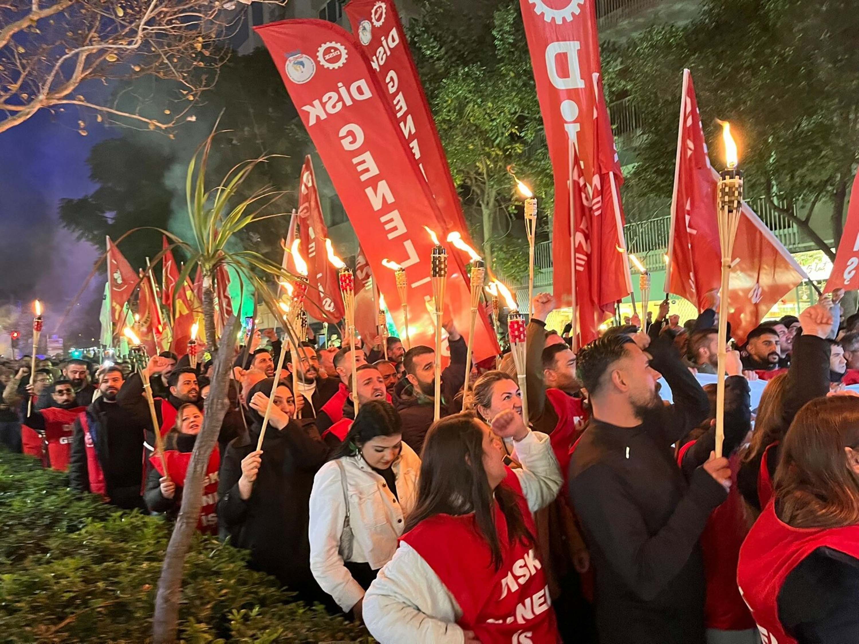 İzmir’de 23 Bin Belediye İşçisi Meşaleli Yürüyüşle İsyan Etti: ‘Hakkımızı Alana Kadar Sokaklardayız!’
