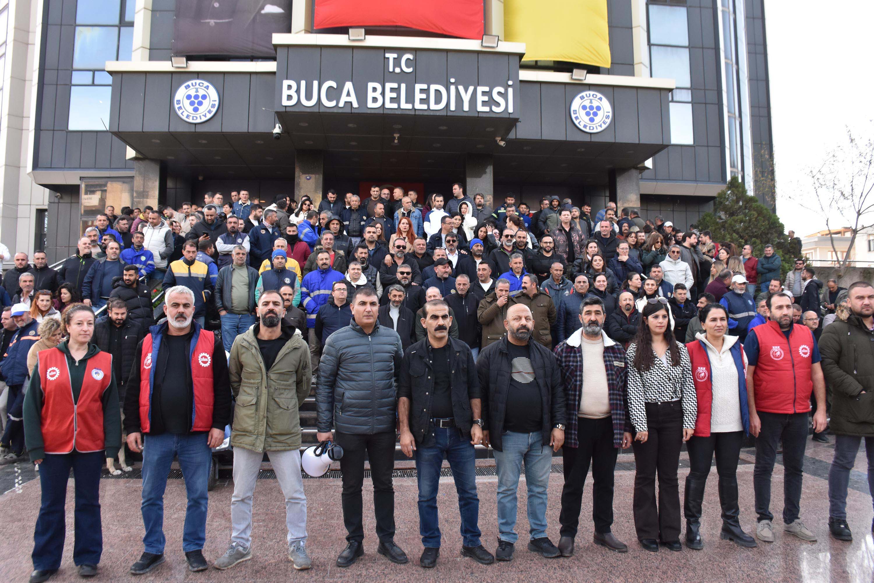 Buca’da İşçi İsyanı: Maaşlar Ödenmeyince 2 Bin İşçi İş Bıraktı!