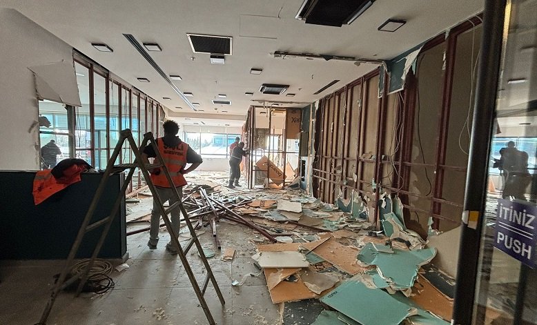 Şişli Belediyesi Kaçak Yapılara Sert Müdahale: AVM İçindeki İşletmeler ve Metruk Binalar Yıkıldı