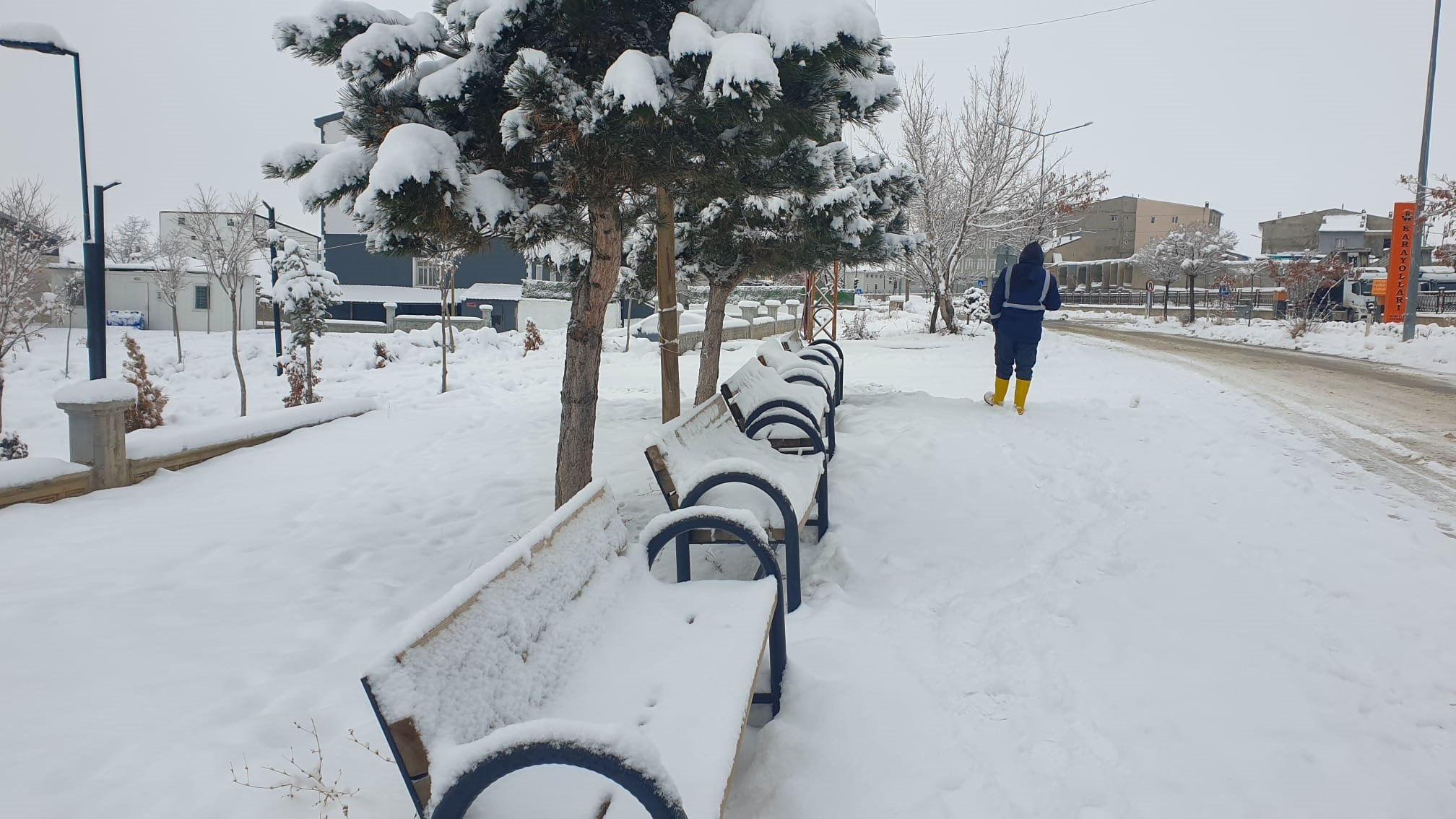 Van ve Hakkari’de Kar Yağışı: 172 Yerleşim Yerinin Yolu Ulaşıma Kapandı