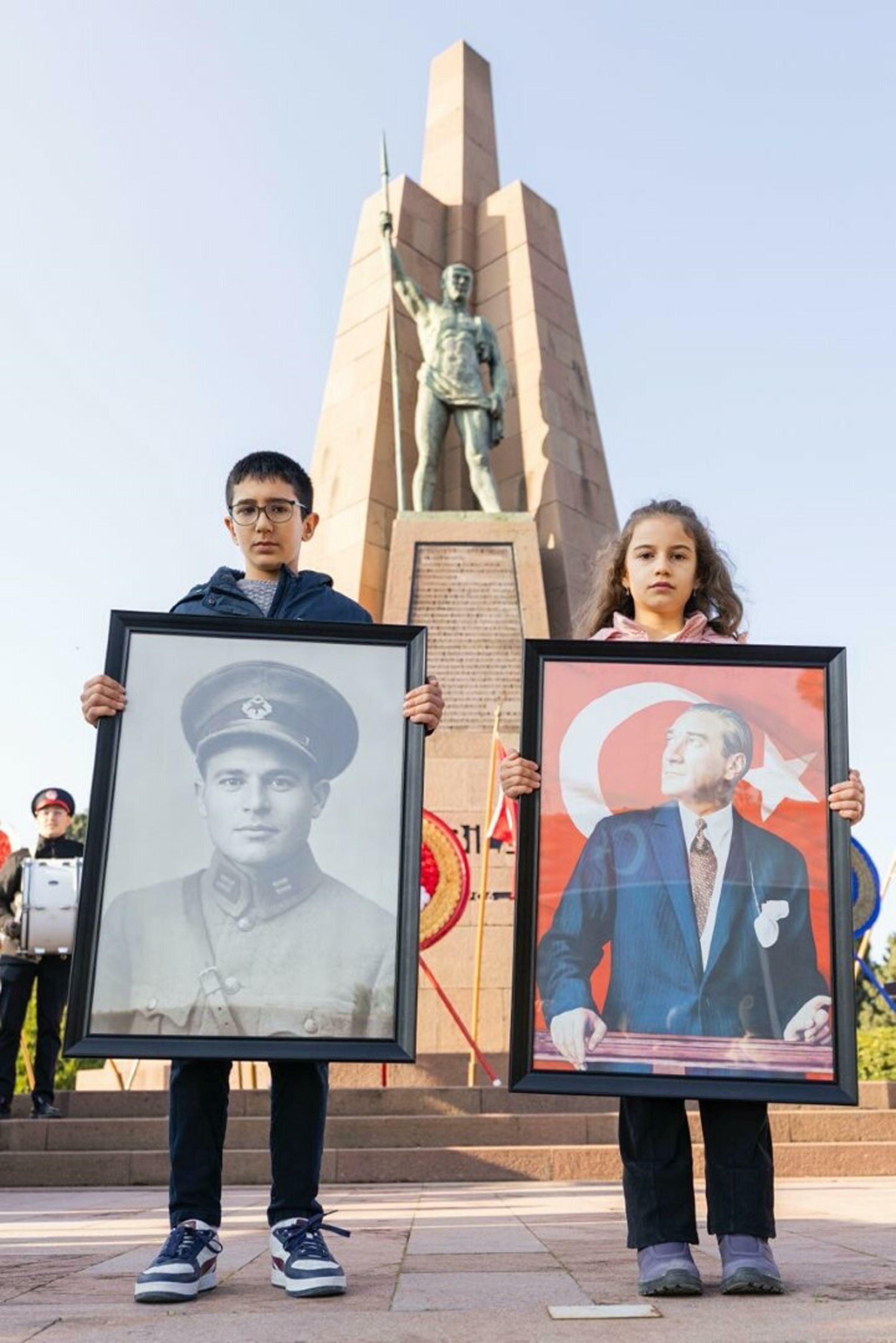 Menemen'de devrim şehitleri Asteğmen Kubilay,