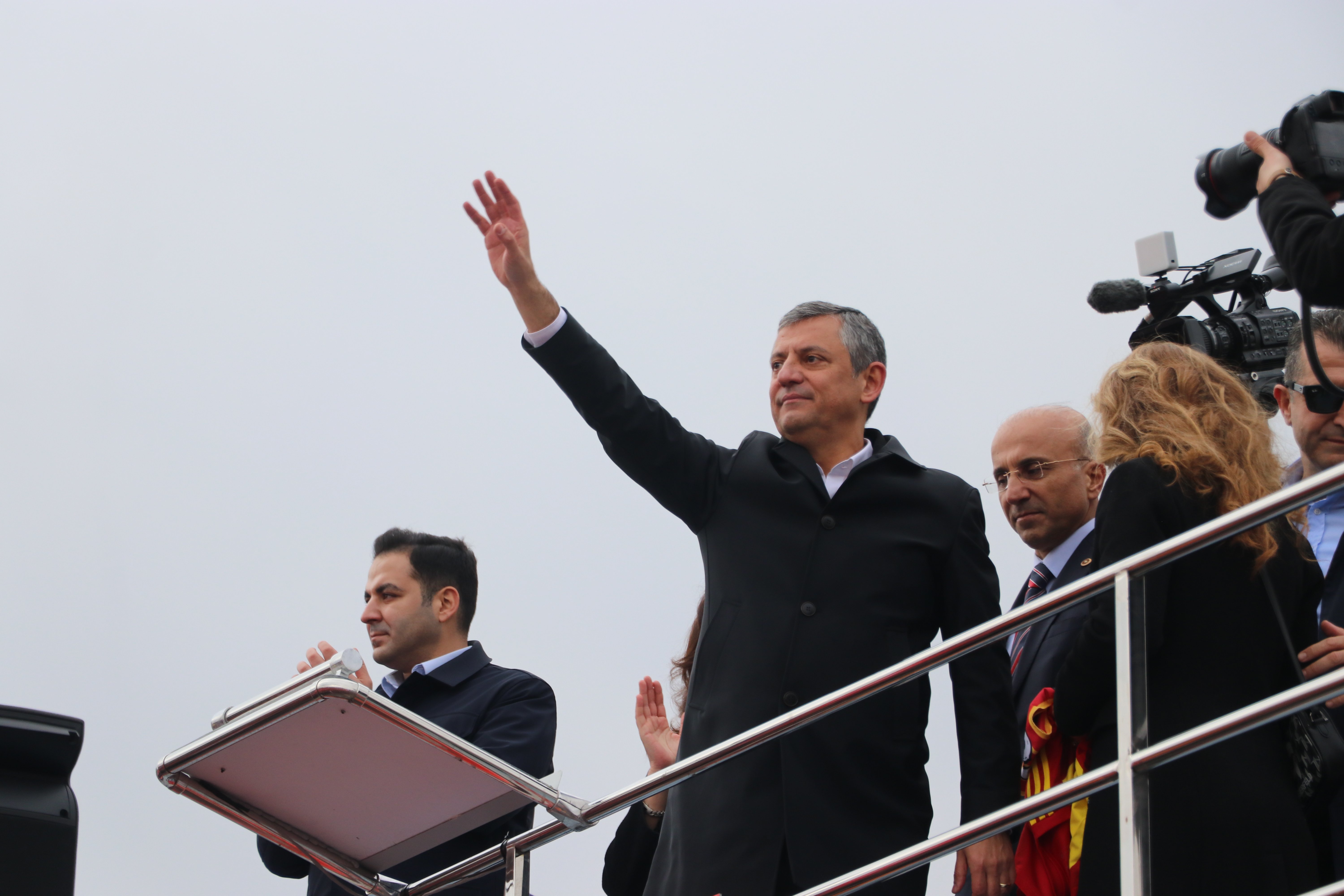 Özgür Özel Kayseri’de Meydanı Doldurdu: ‘Kale Siyaseti Bitti, Kayseri Milletin Kalesidir!’