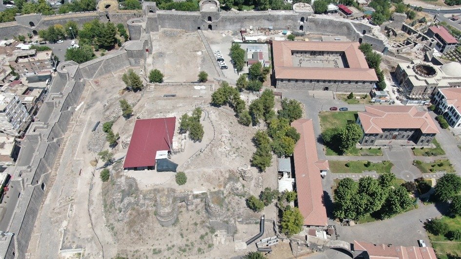 Diyarbakır İçkale'de yapılan kazılarda, 100
