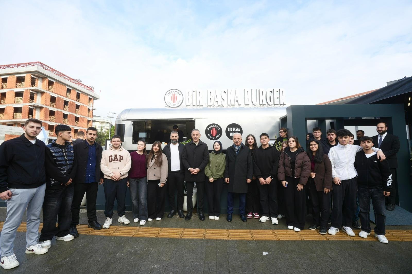 Ümraniye Belediyesi’nden Gençlere Özel ‘Bir Başka Burger’ Açıldı: ‘Sözümüzü Yerine Getirdik’