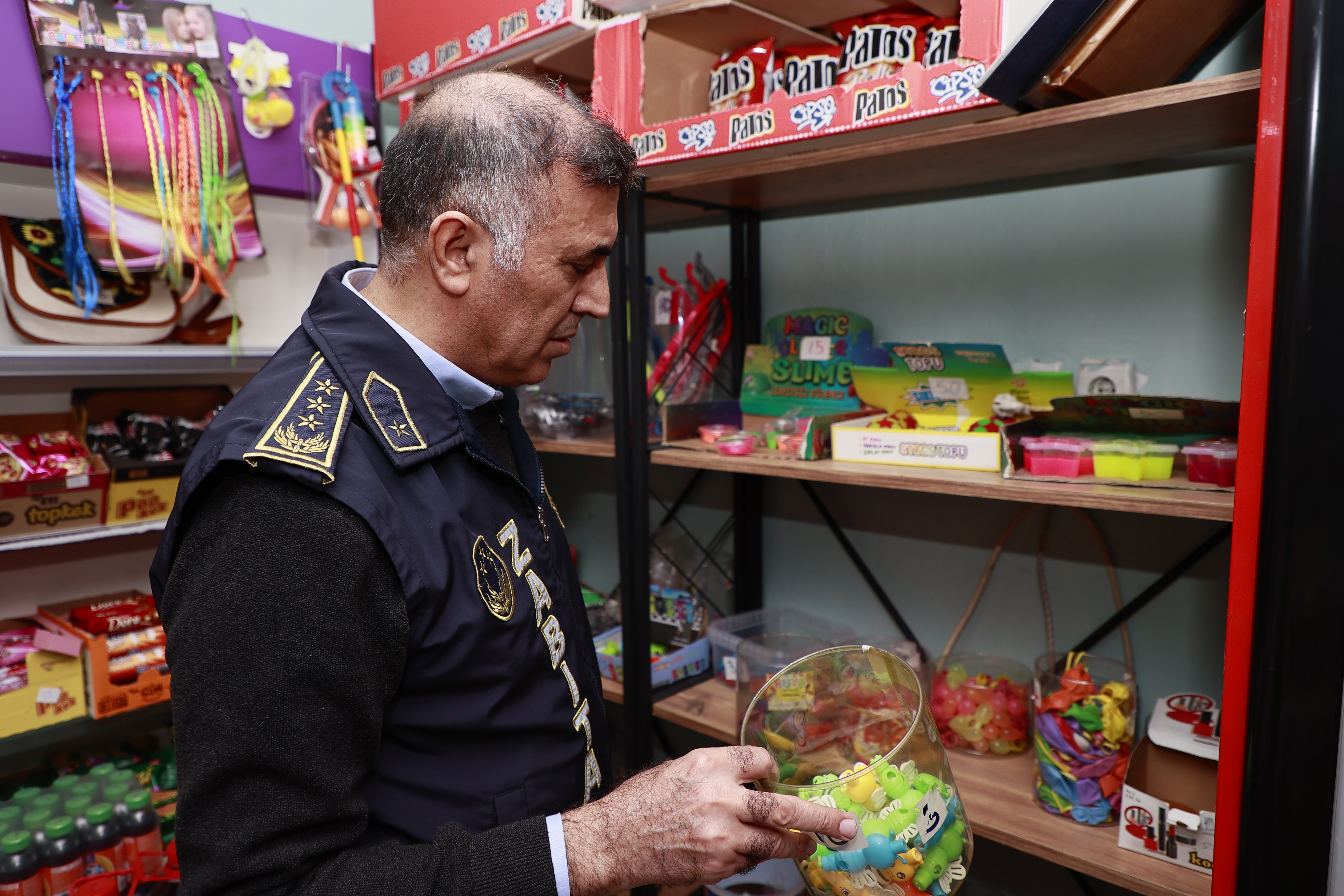 Sultanbeyli’de Zabıta Ekipleri Kritik Denetimde: Son Günü Yaklaşan Ürünler ve Boğulma Riski Taşıyan Oyuncaklar Raflardan Kaldırıldı